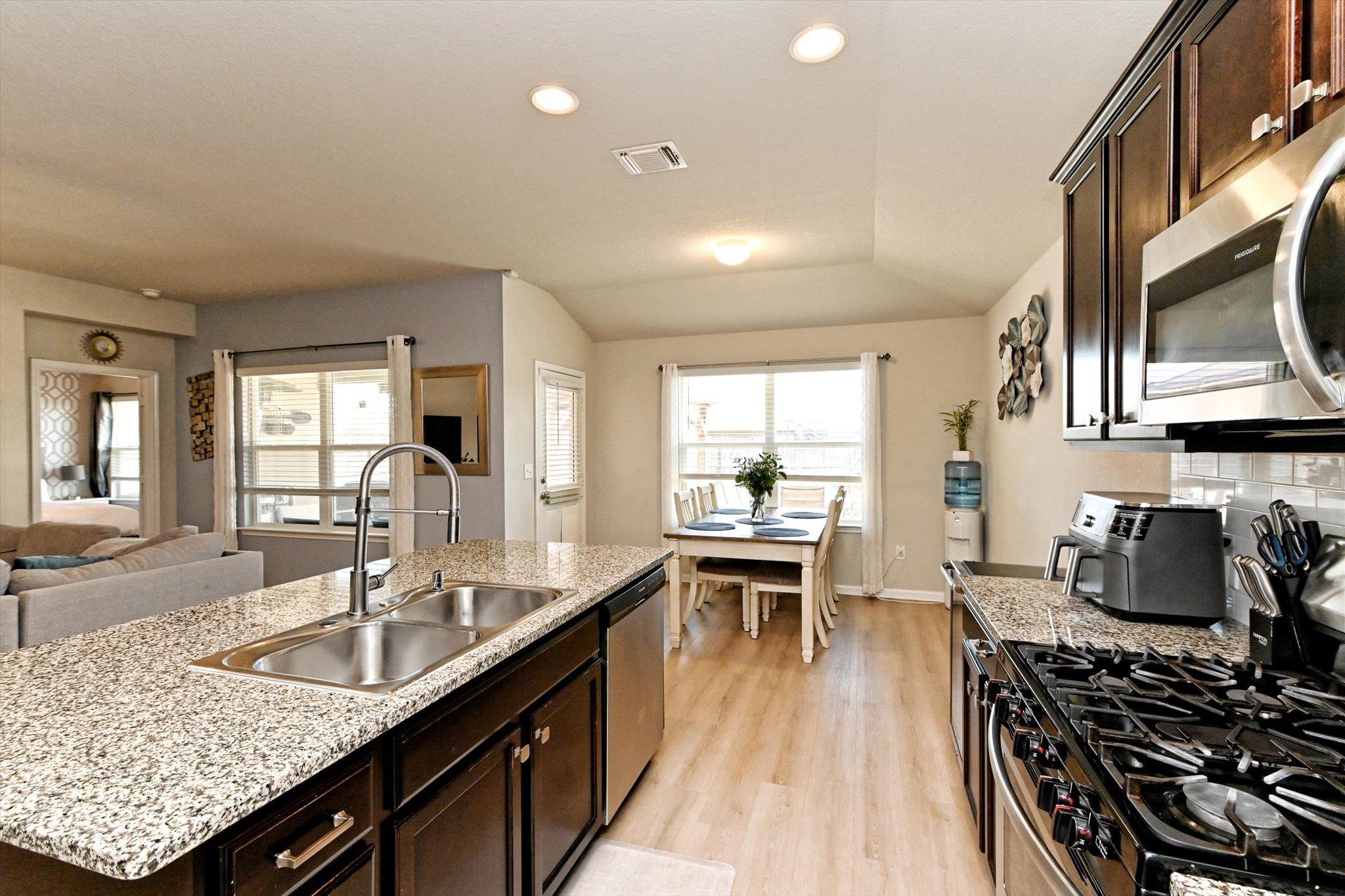 112 Groves Ln, Hutto, TX 78634