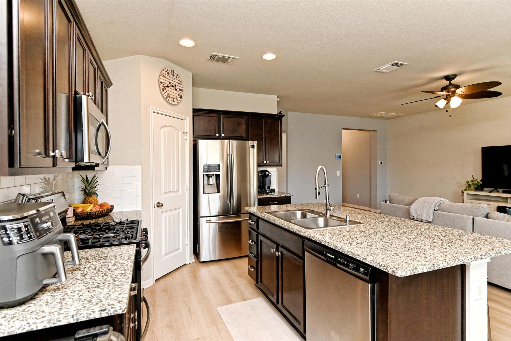 112 Groves Ln, Hutto, TX 78634