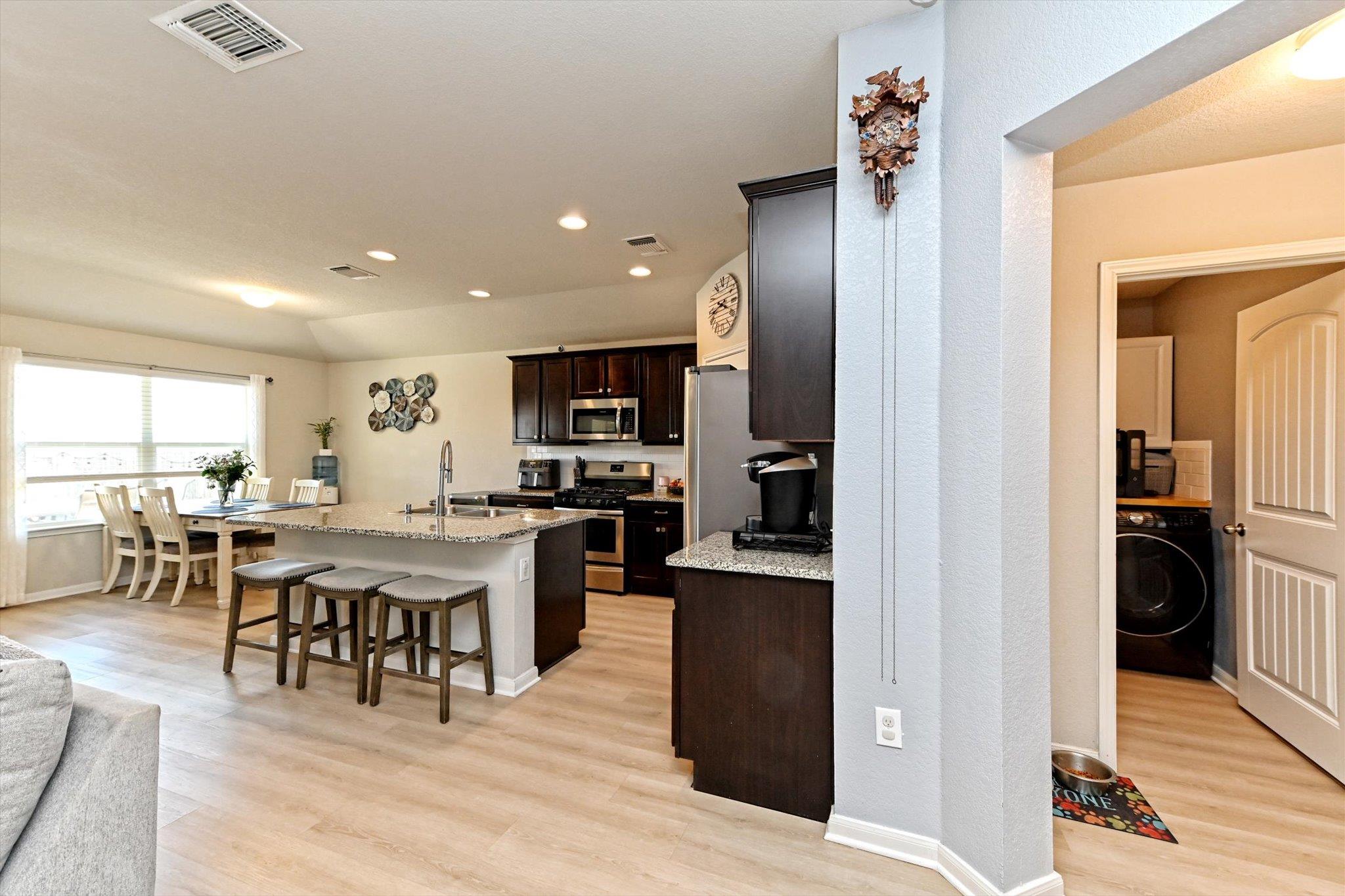 112 Groves Ln, Hutto, TX 78634