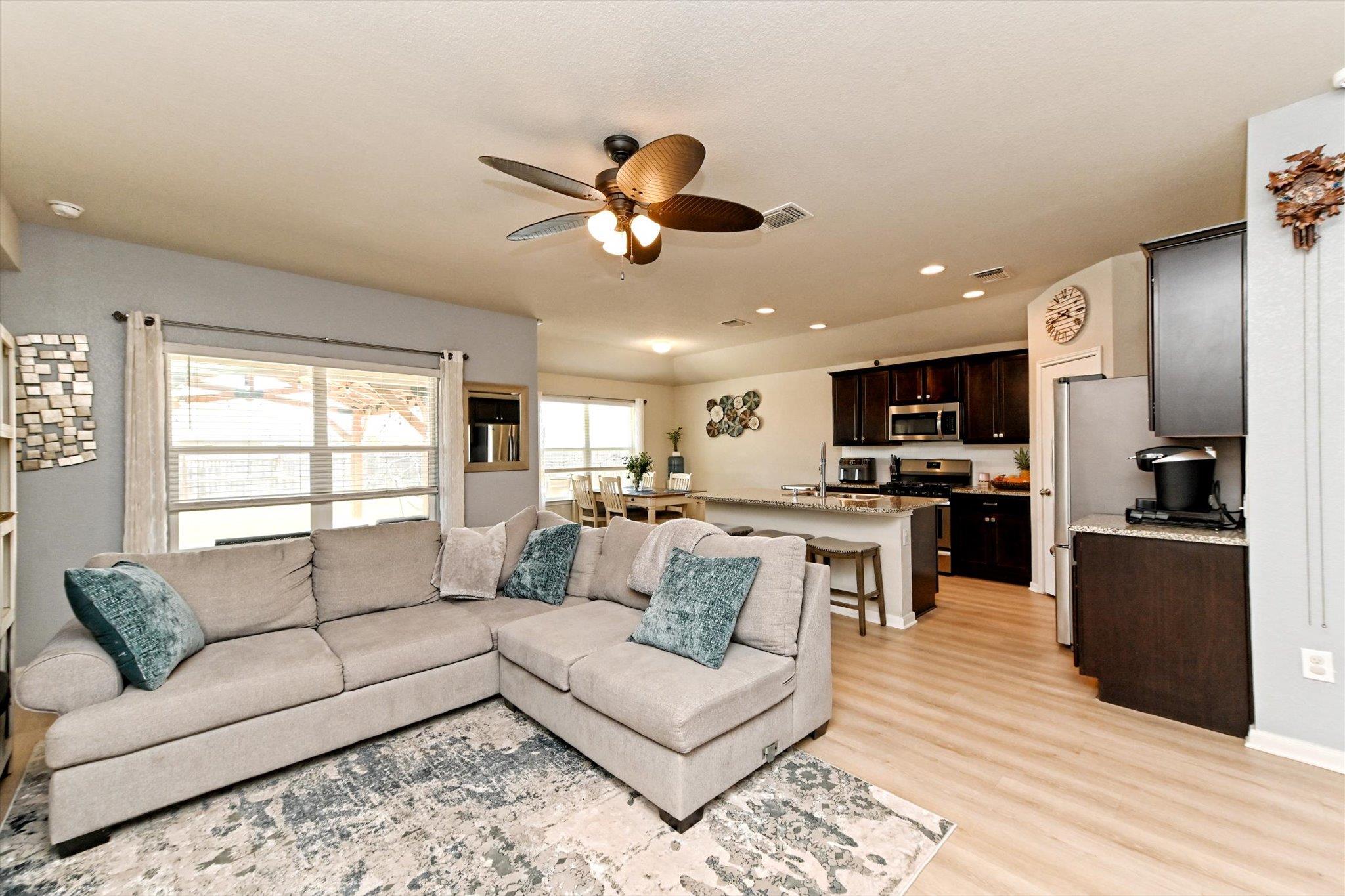 112 Groves Ln, Hutto, TX 78634