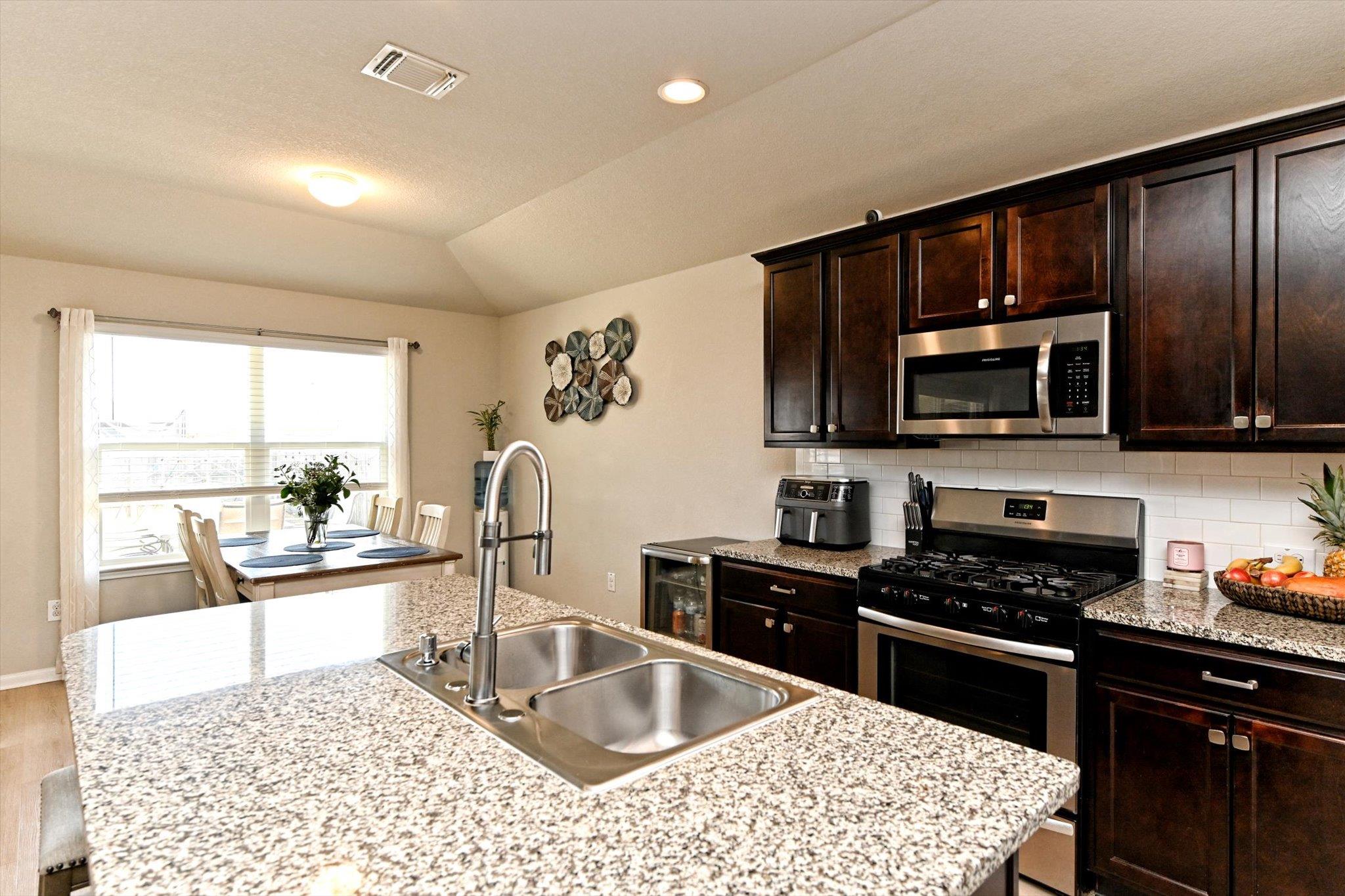 112 Groves Ln, Hutto, TX 78634