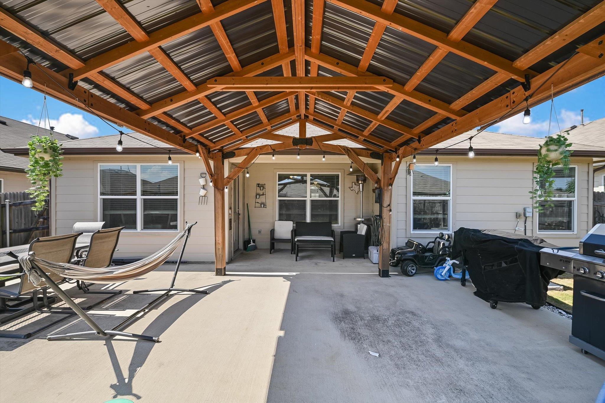 112 Groves Ln, Hutto, TX 78634