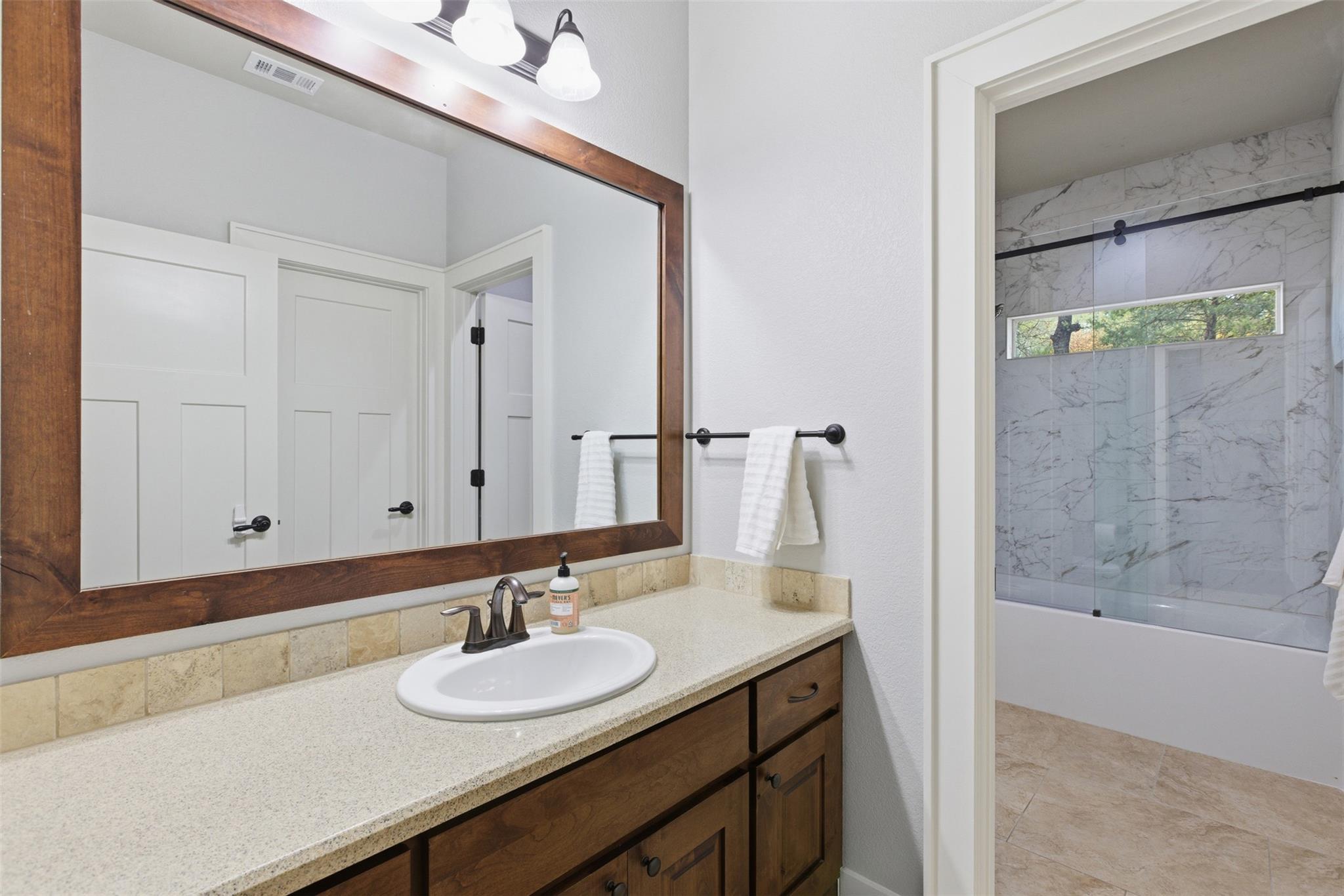 129 Valley View Dr, Bastrop, TX 78602