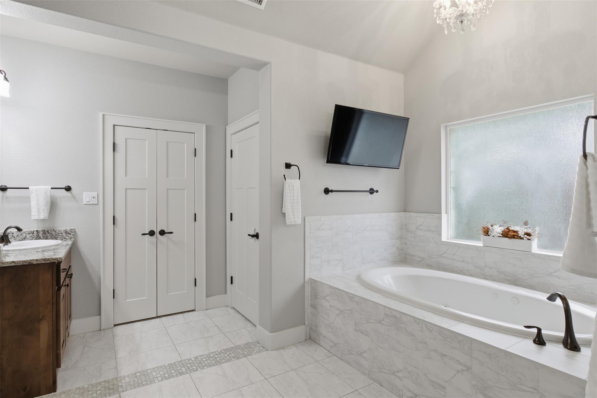 129 Valley View Dr, Bastrop, TX 78602