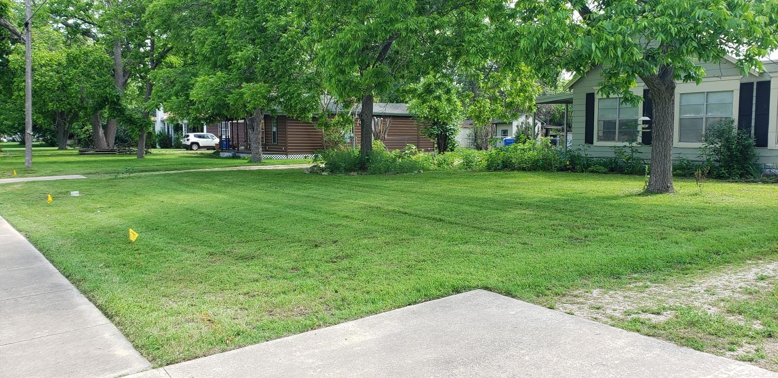 2105 North Dr, Taylor, TX 76574