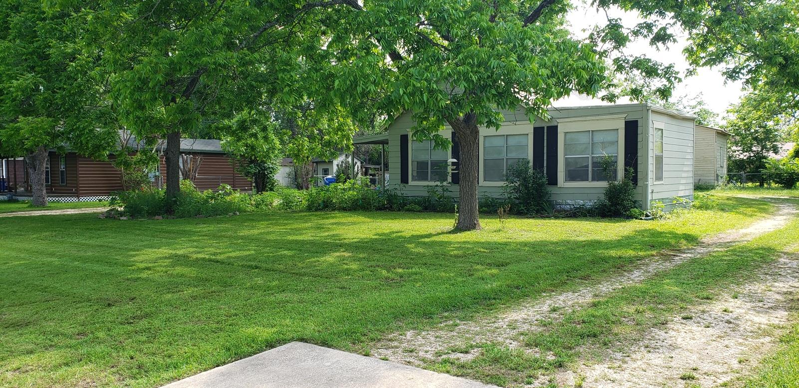 2105 North Dr, Taylor, TX 76574