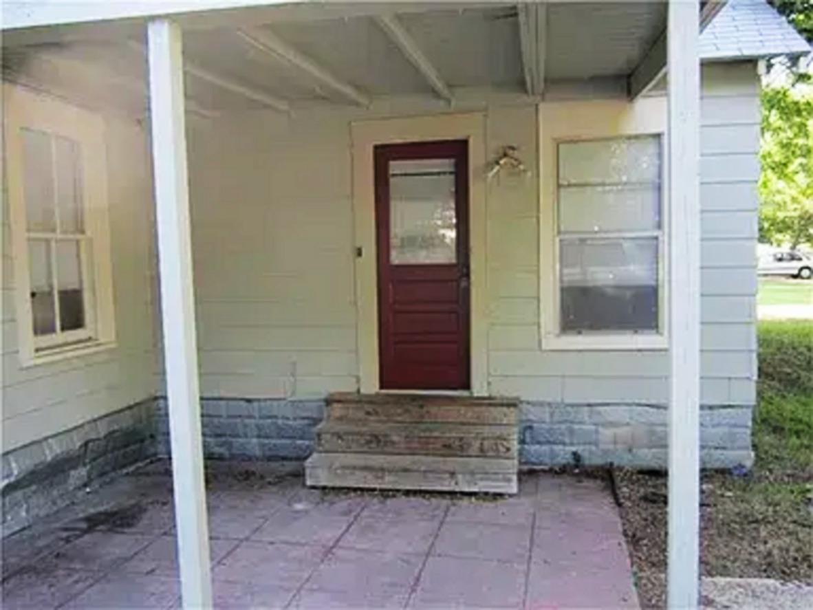 2105 North Dr, Taylor, TX 76574