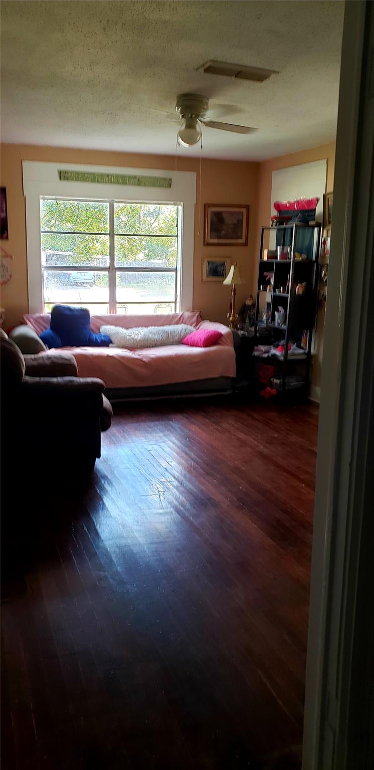 2105 North Dr, Taylor, TX 76574