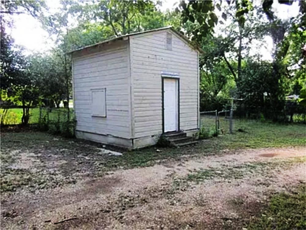 2105 North Dr, Taylor, TX 76574