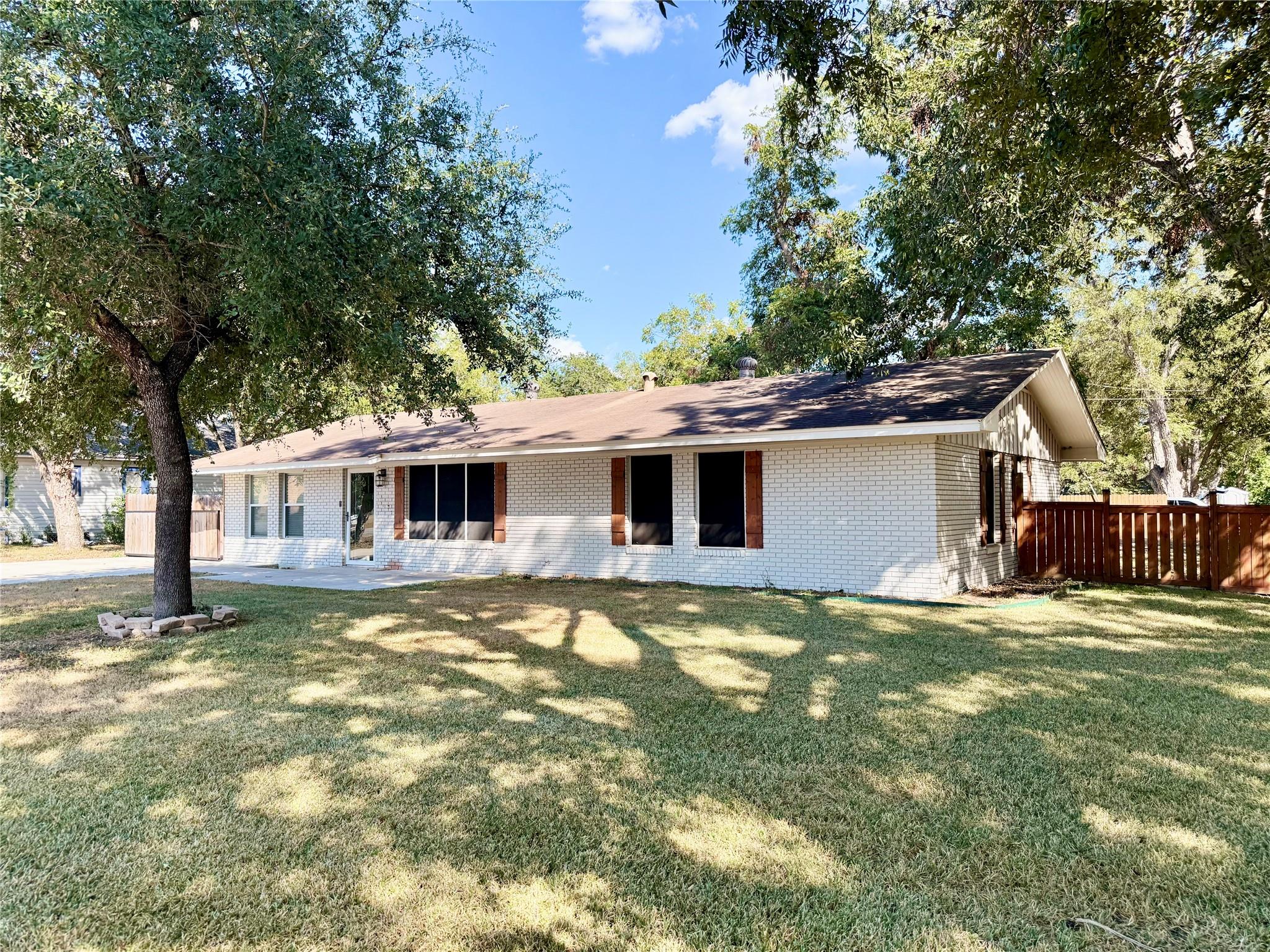 600 Wilkes St, Smithville, TX 78957