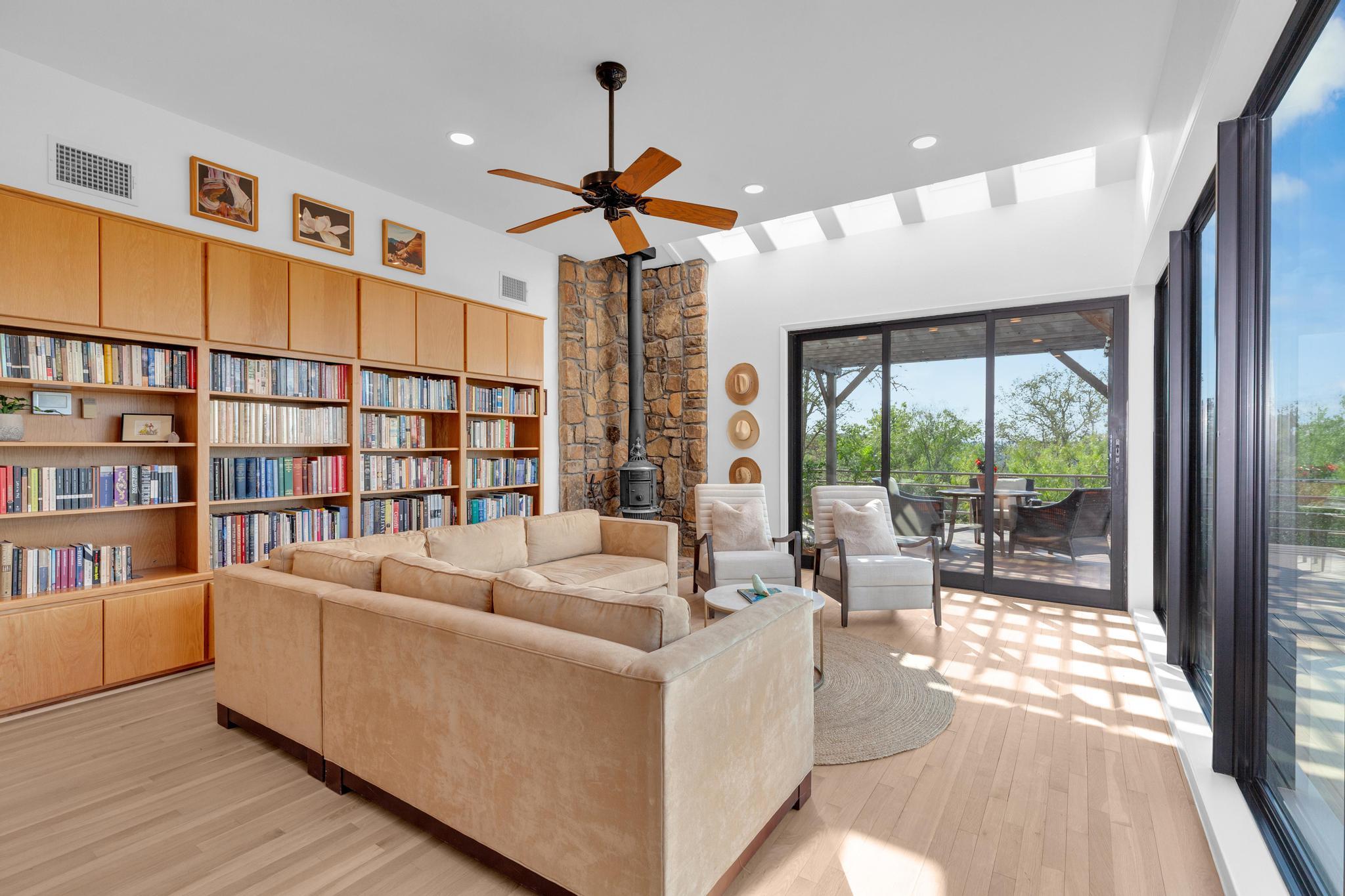 100 Derby Dr, Spicewood, TX 78669