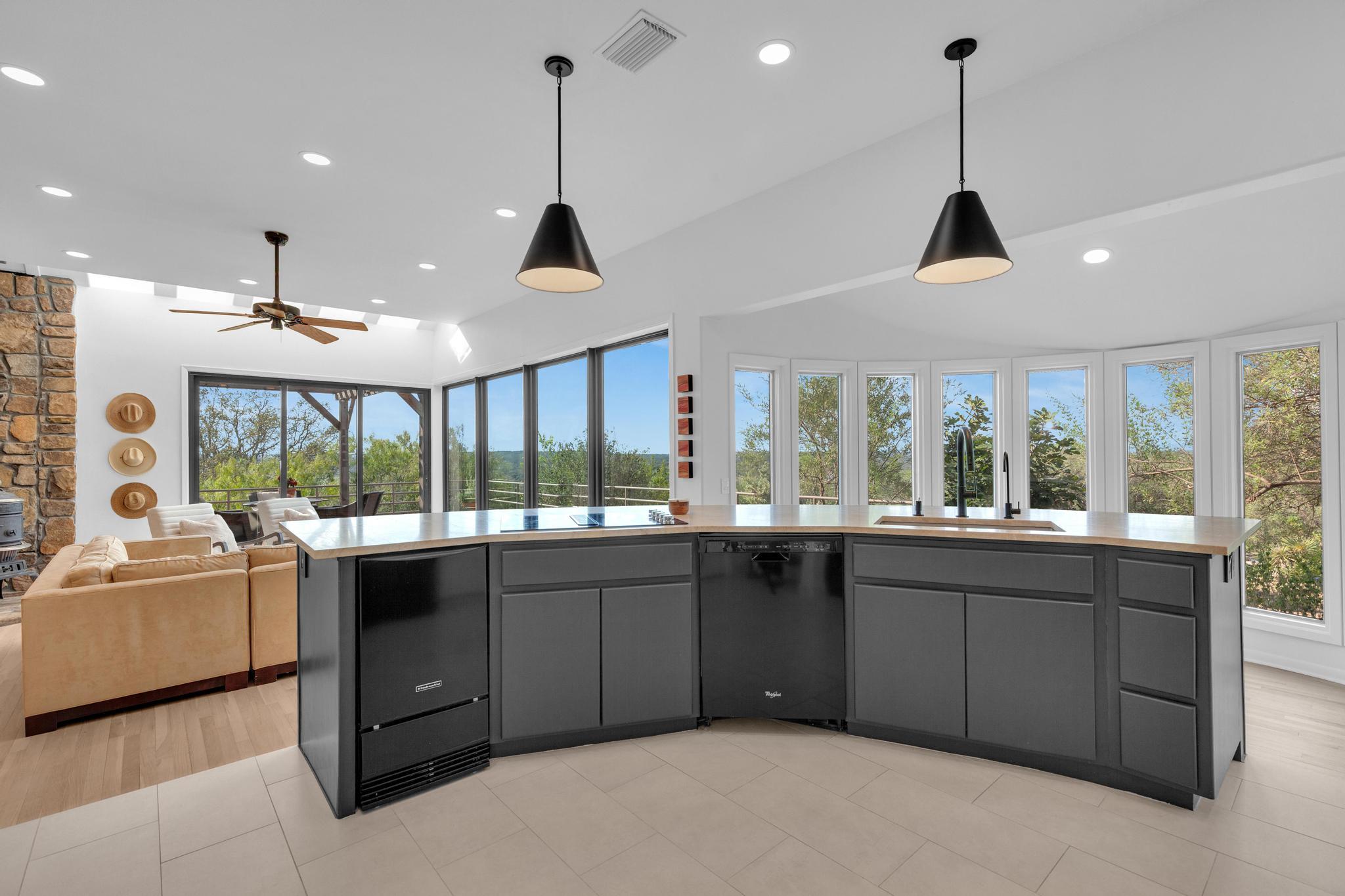 100 Derby Dr, Spicewood, TX 78669