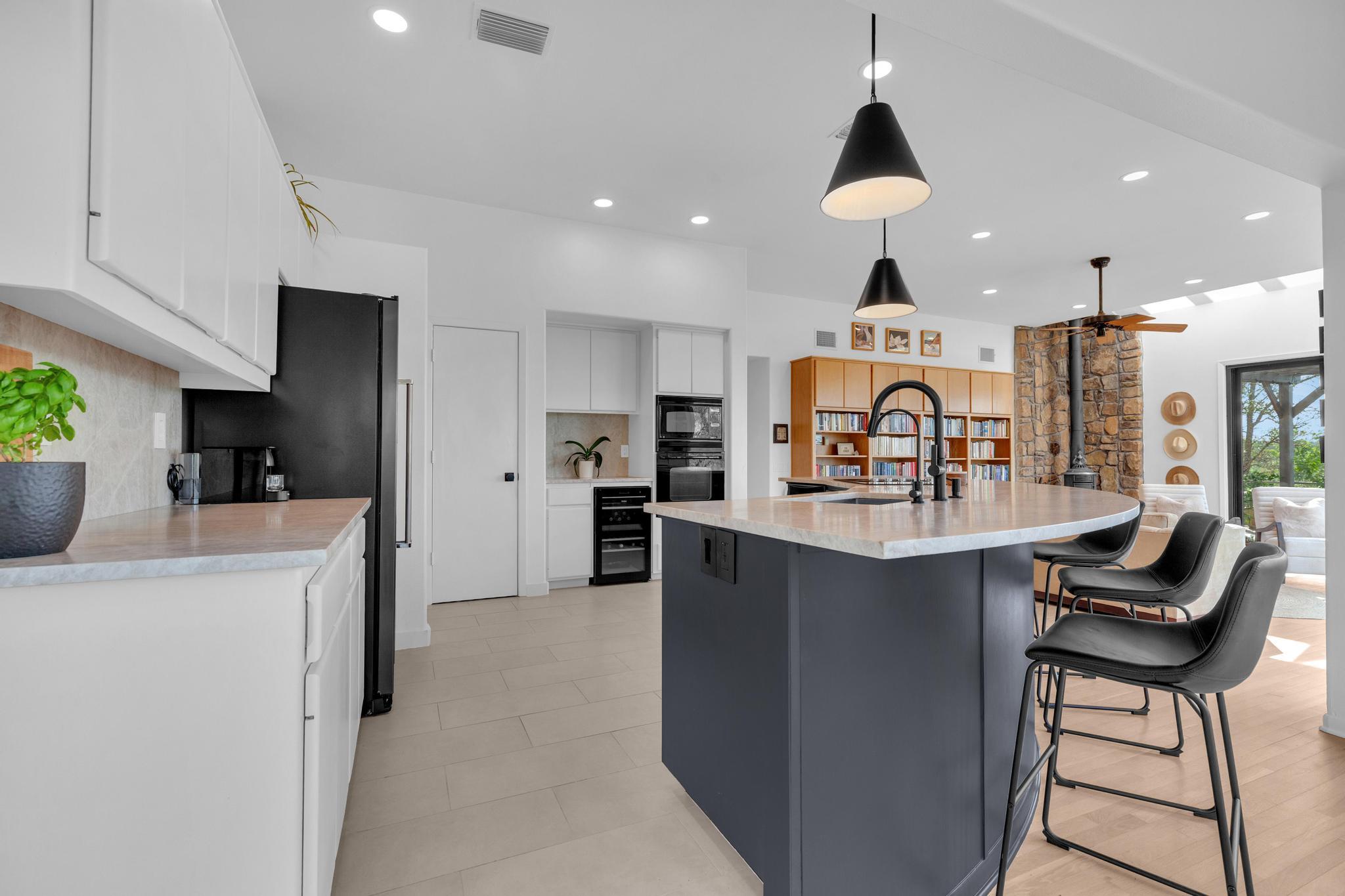 100 Derby Dr, Spicewood, TX 78669