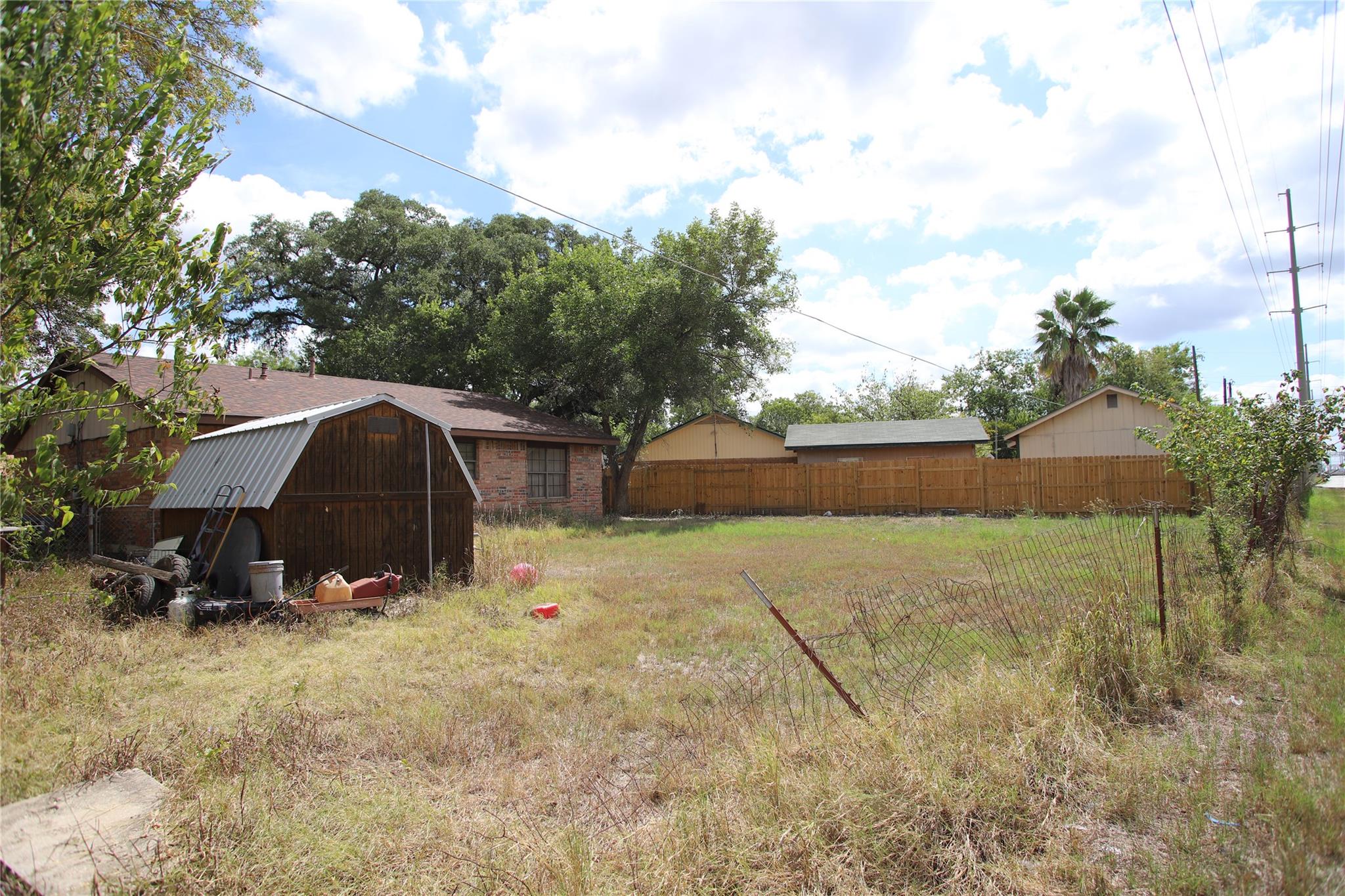 905 Luann Ln, Lockhart, TX 78644