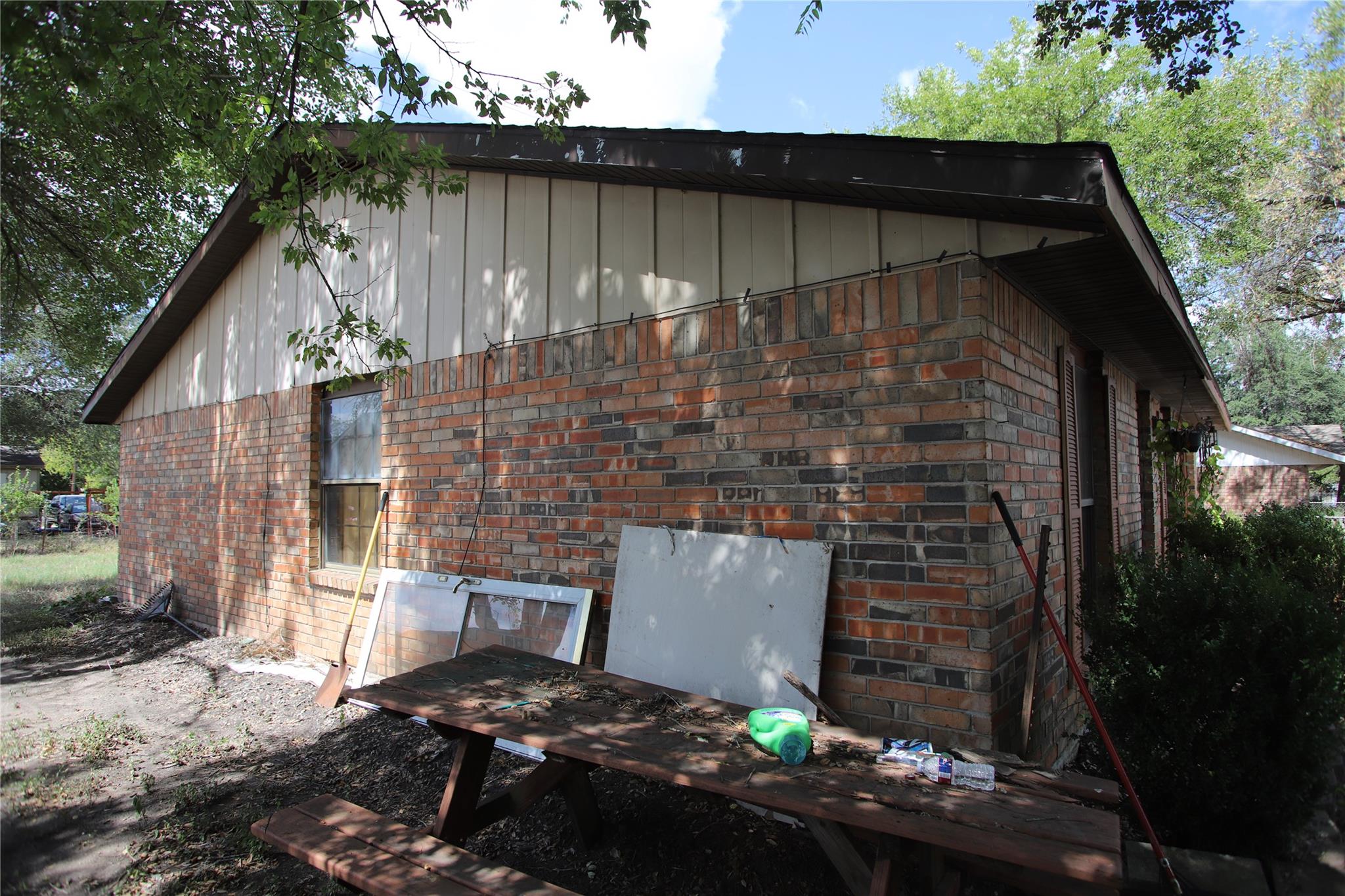 905 Luann Ln, Lockhart, TX 78644