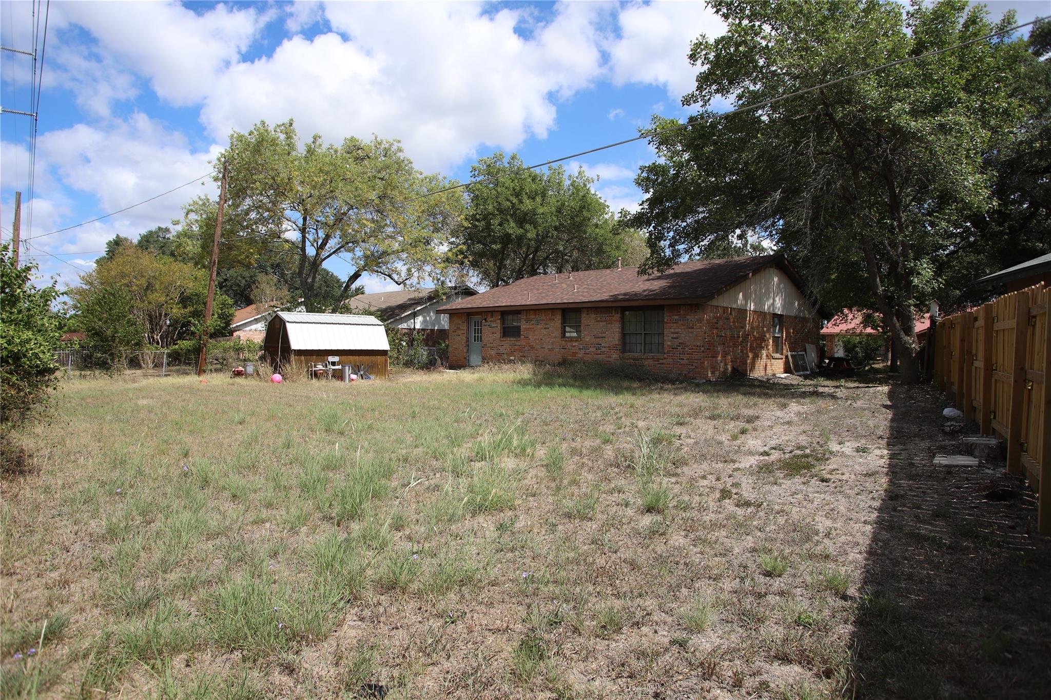 905 Luann Ln, Lockhart, TX 78644
