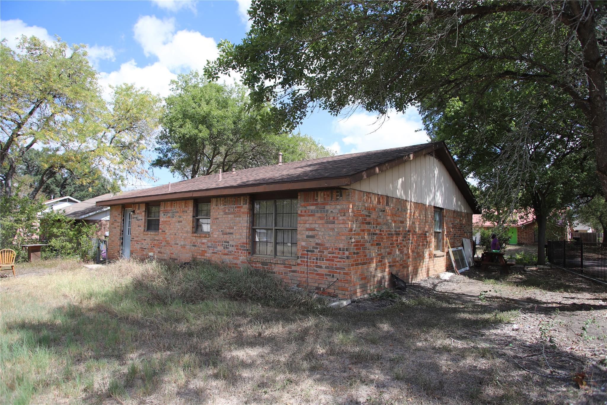 905 Luann Ln, Lockhart, TX 78644