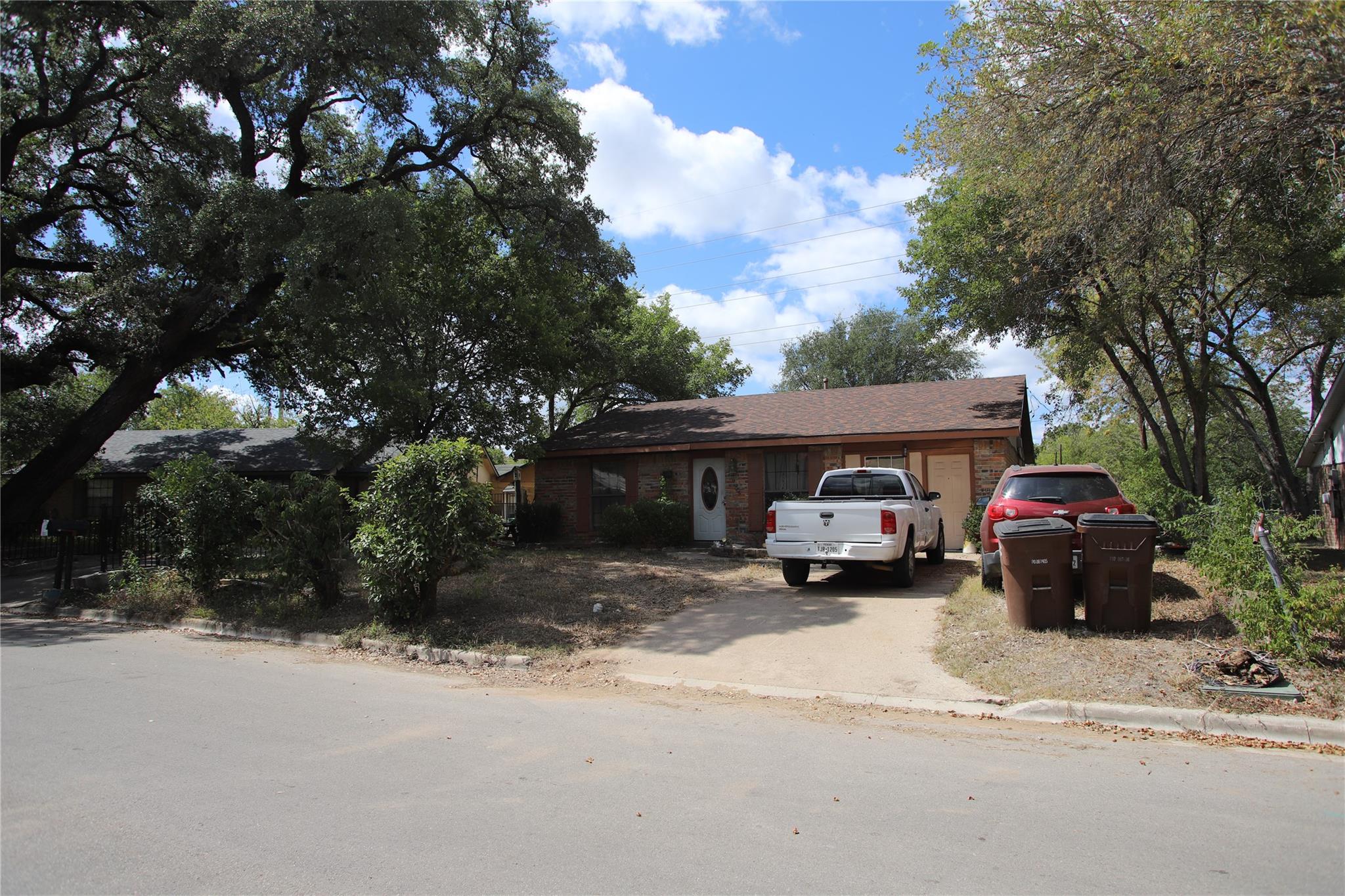 905 Luann Ln, Lockhart, TX 78644