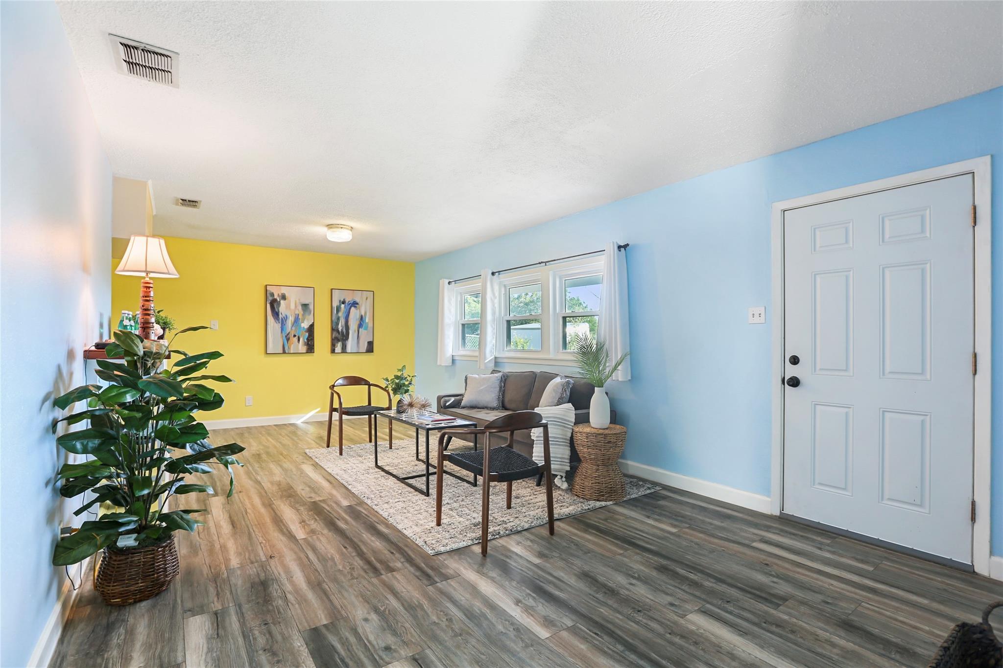 600 W Applegate Dr, Austin, TX 78753