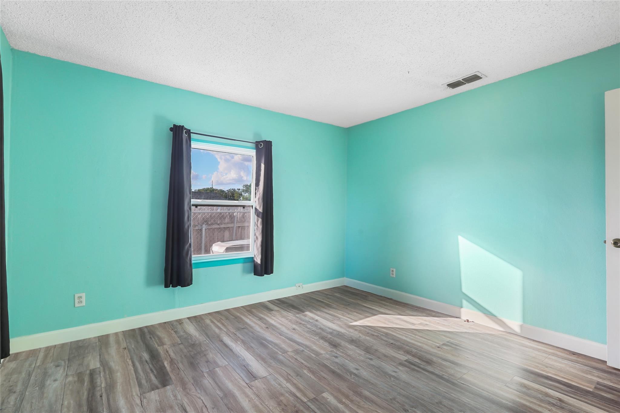 600 W Applegate Dr, Austin, TX 78753