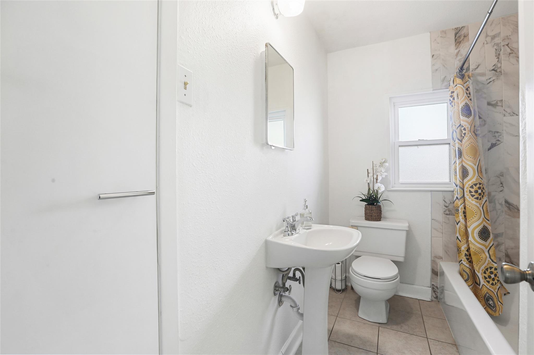 600 W Applegate Dr, Austin, TX 78753