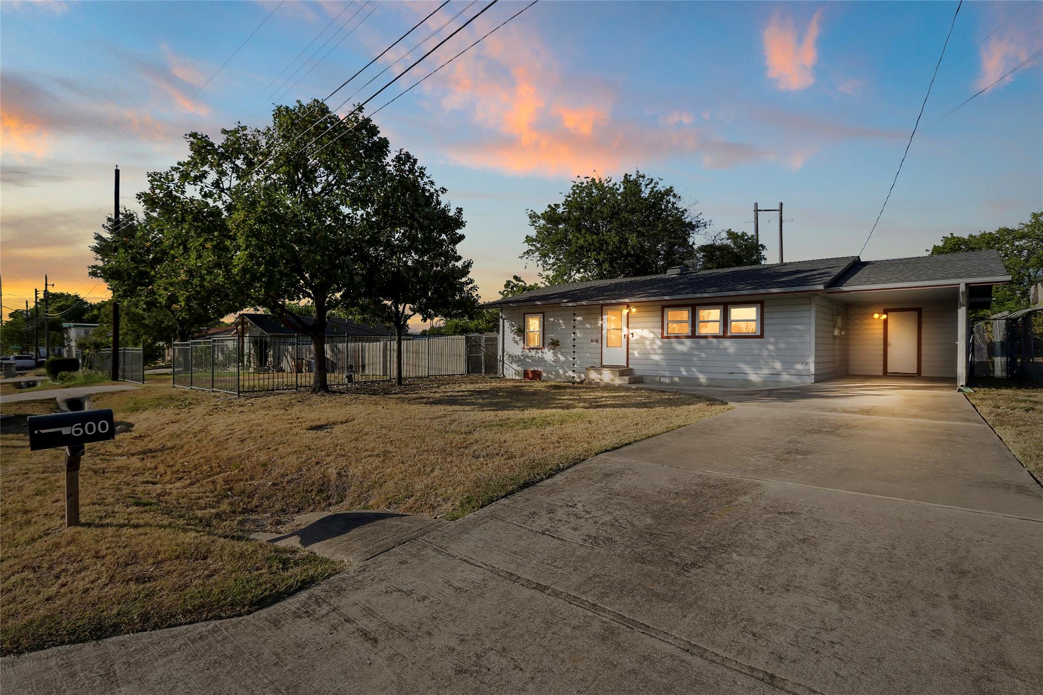 600 W Applegate Dr, Austin, TX 78753