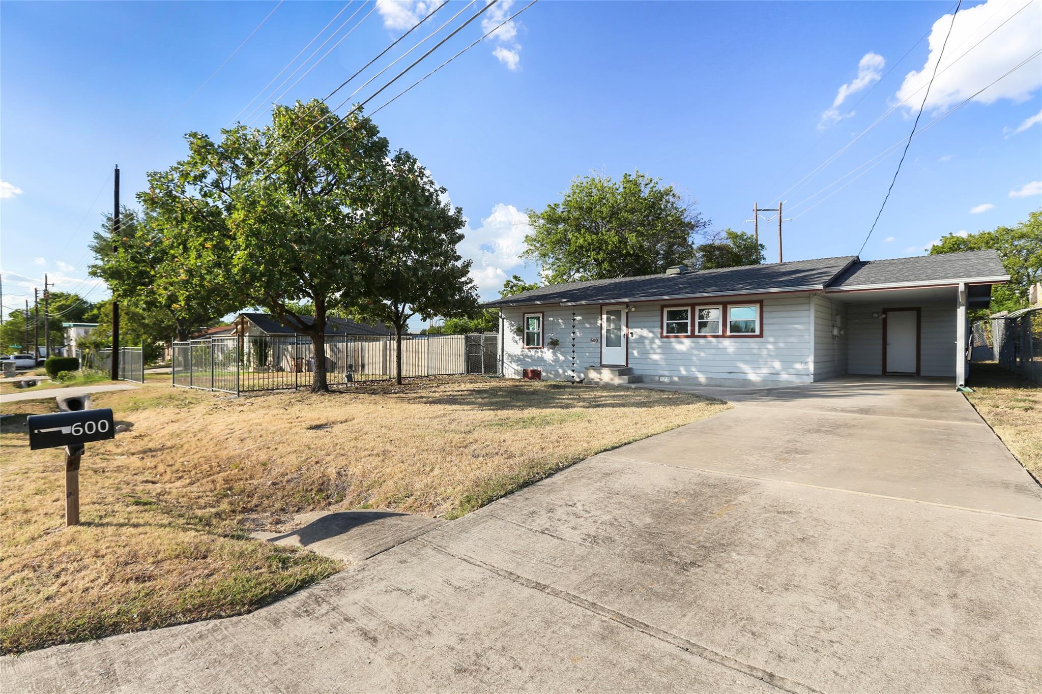 600 W Applegate Dr, Austin, TX 78753