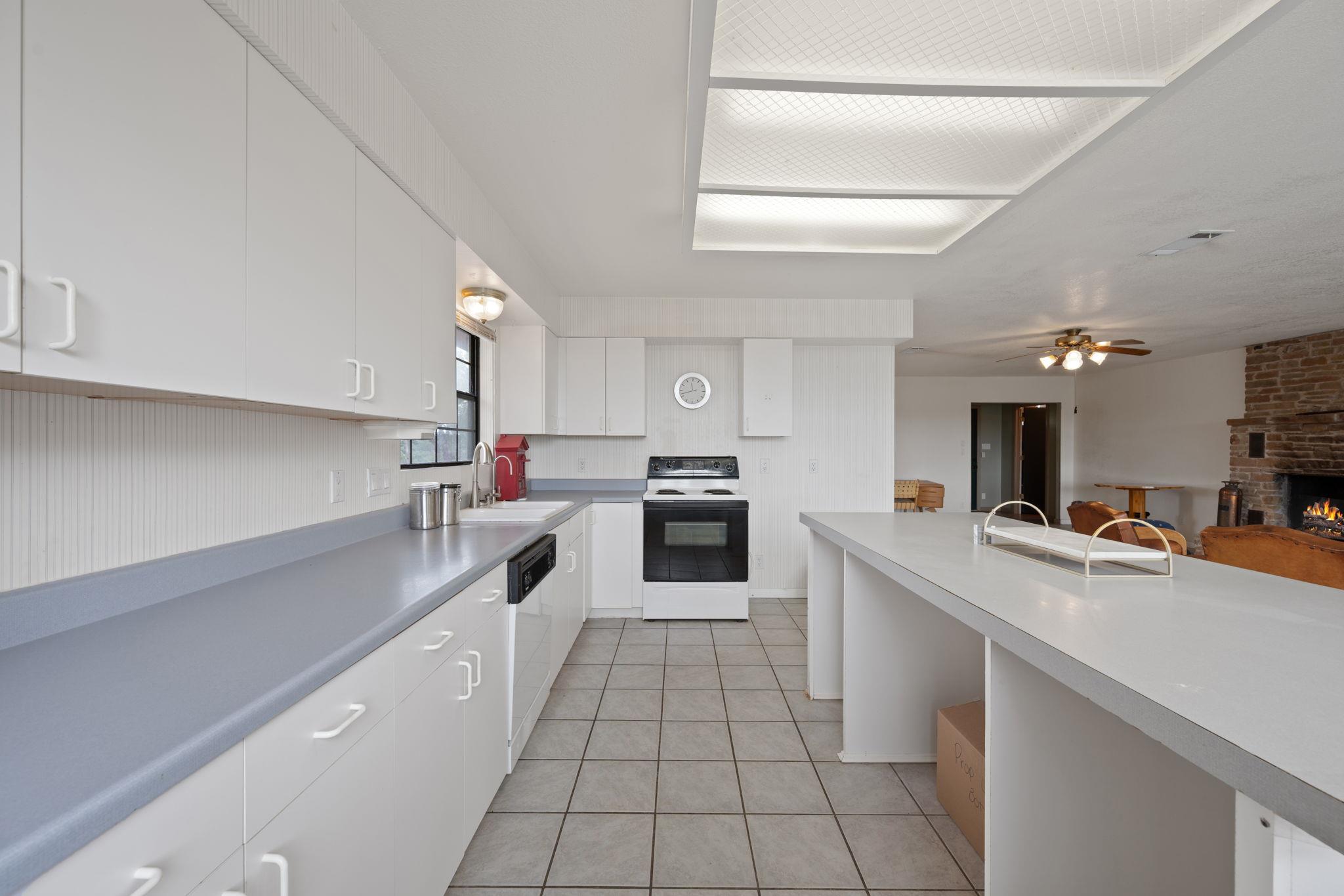 25304 Pedernales Pt, Spicewood, TX 78669