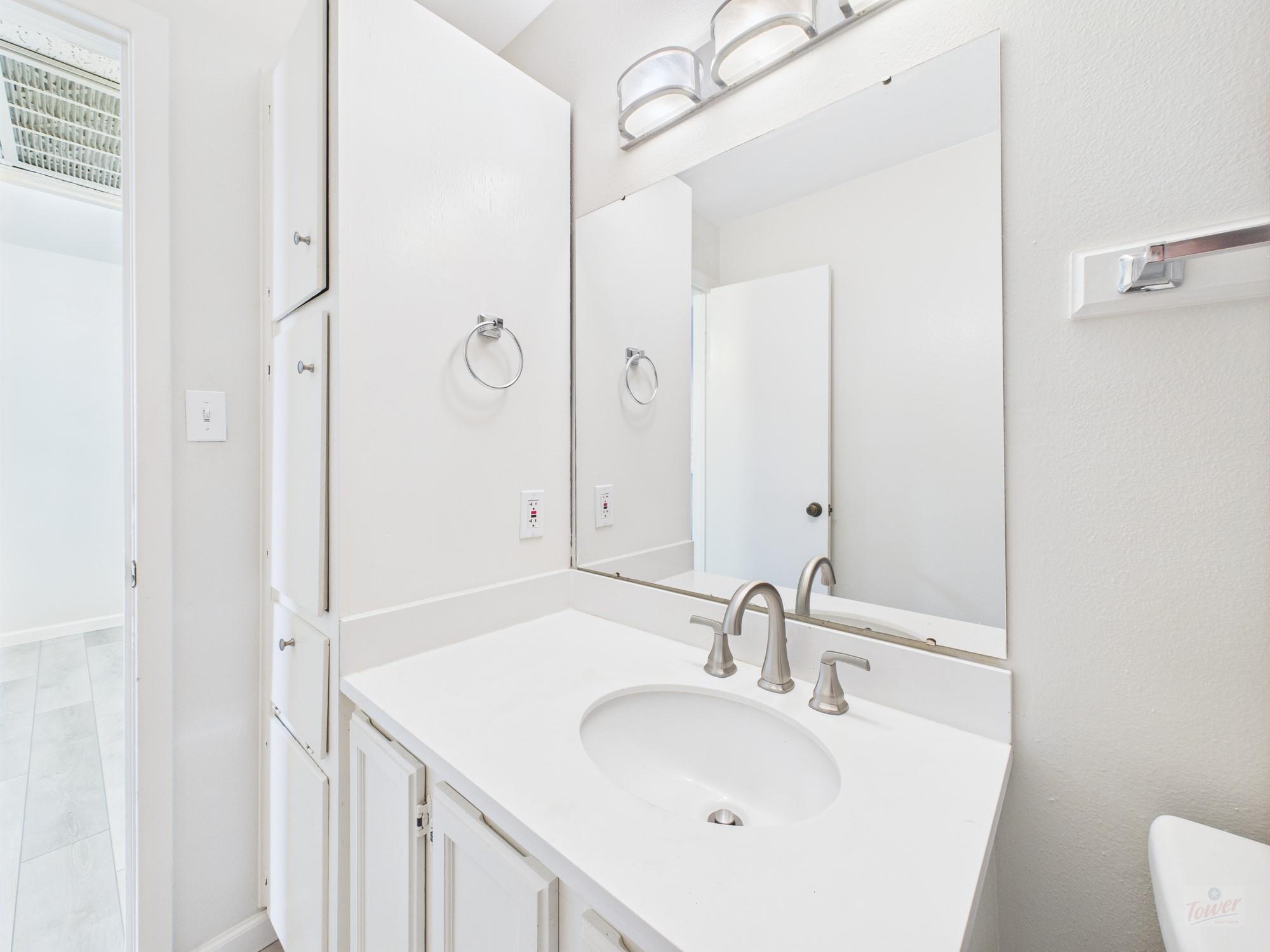 1000 W 26th St # 211, Austin, TX 78705