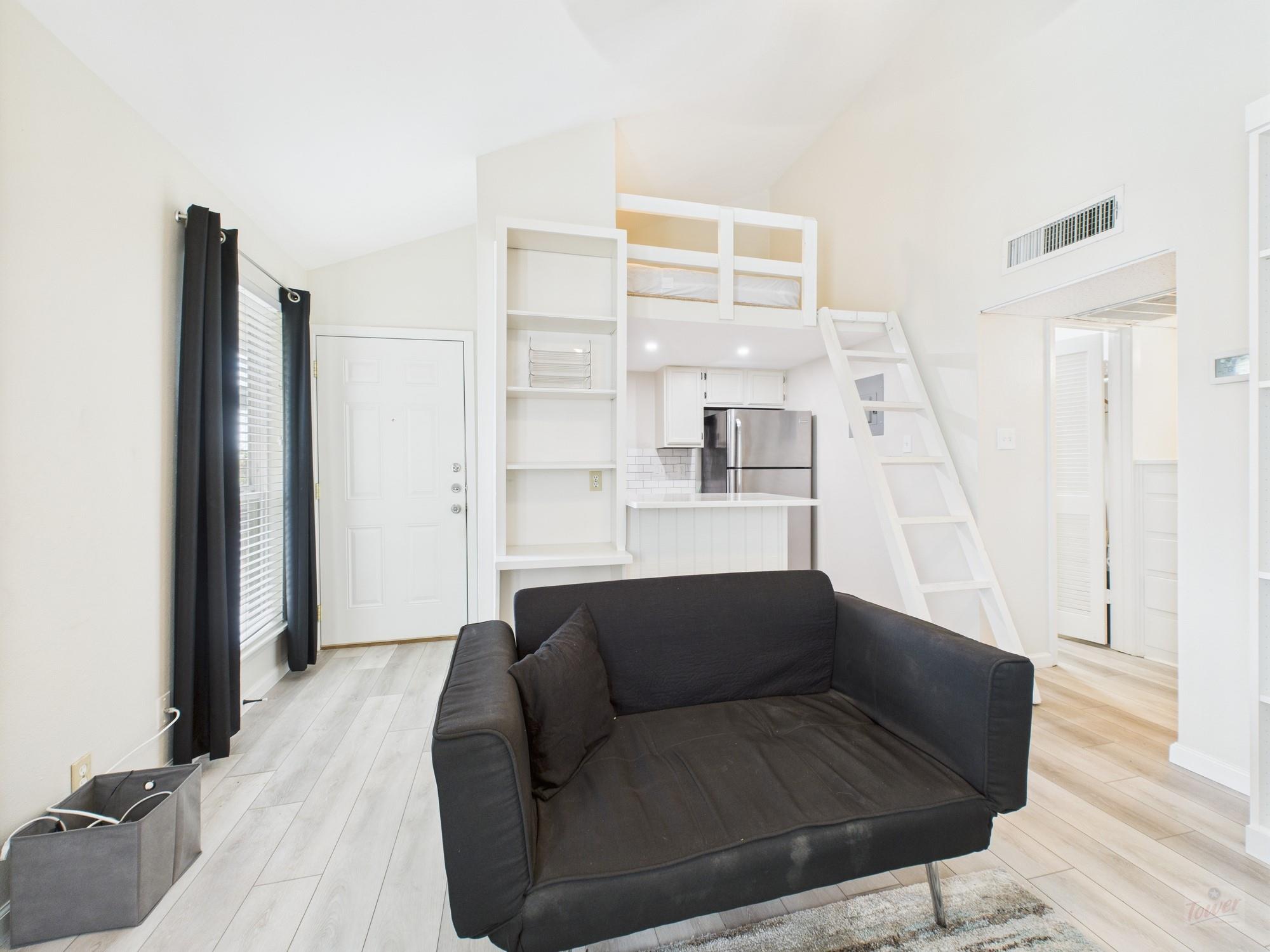 1000 W 26th St # 211, Austin, TX 78705