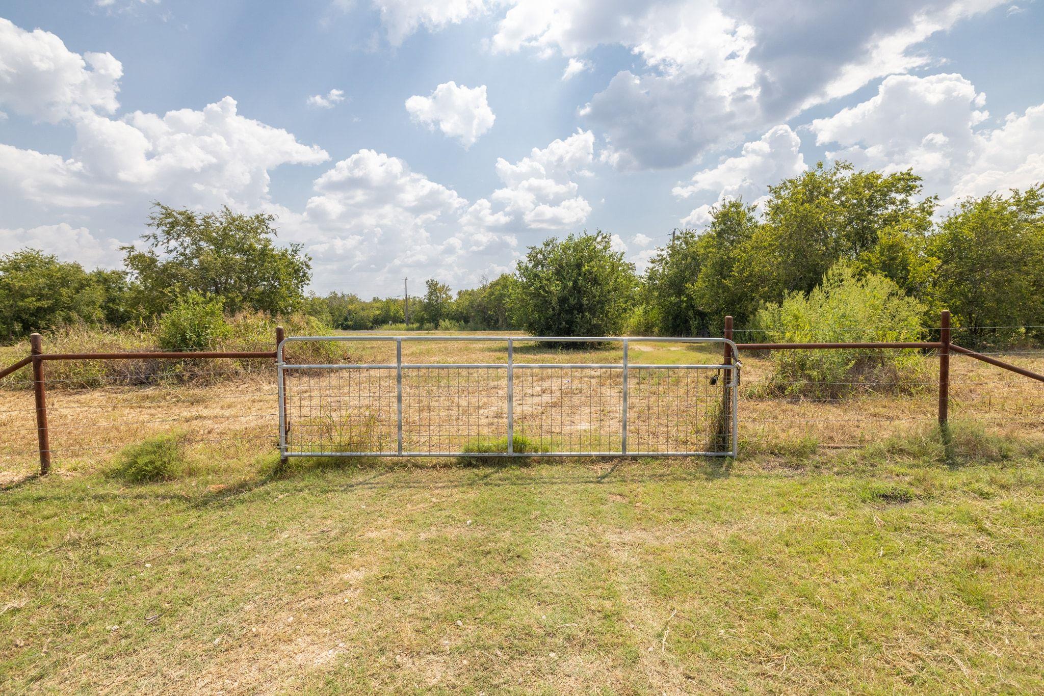 310 W Main St, Florence, TX 76527