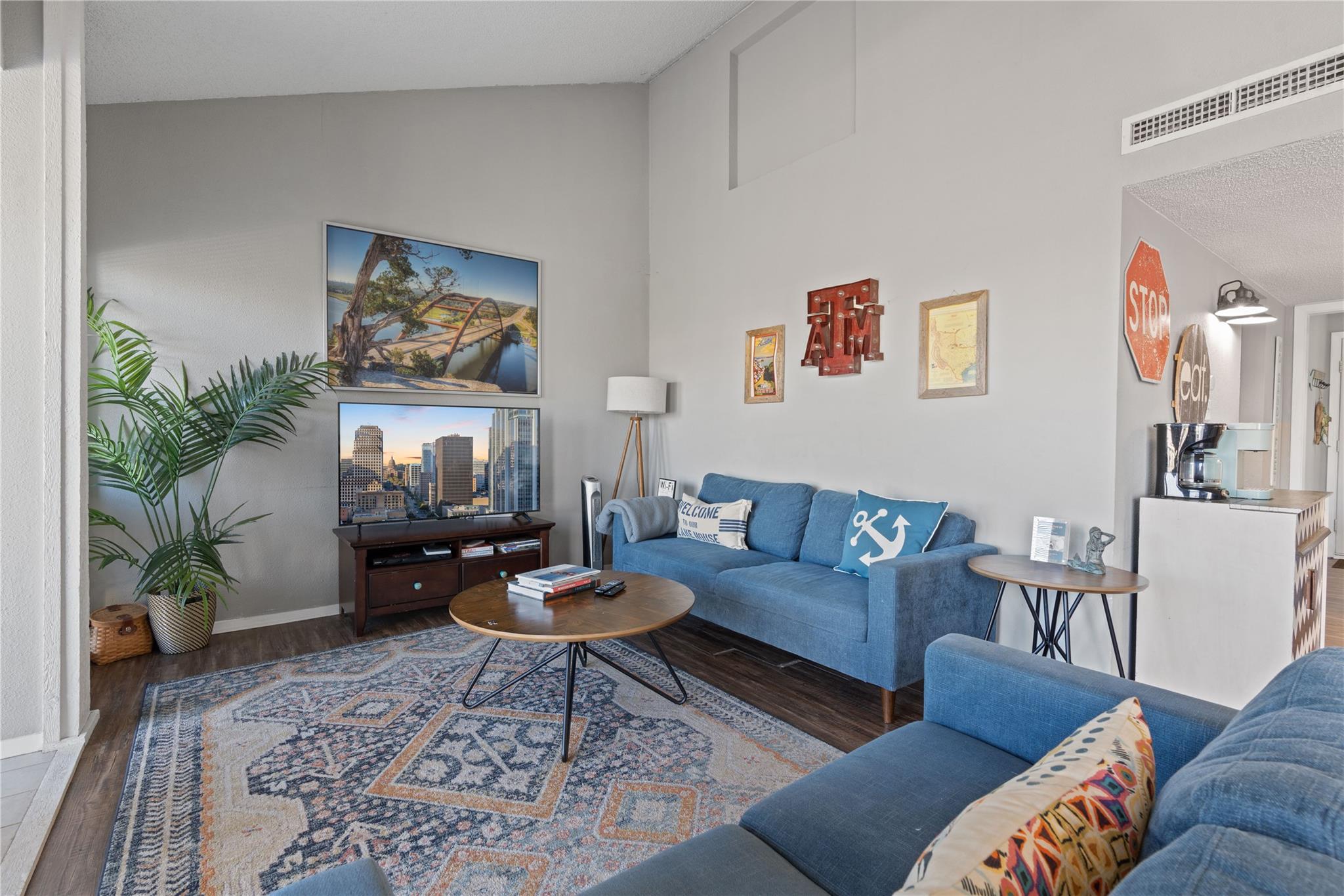 111 Comanche Pt, Point Venture, TX 78645