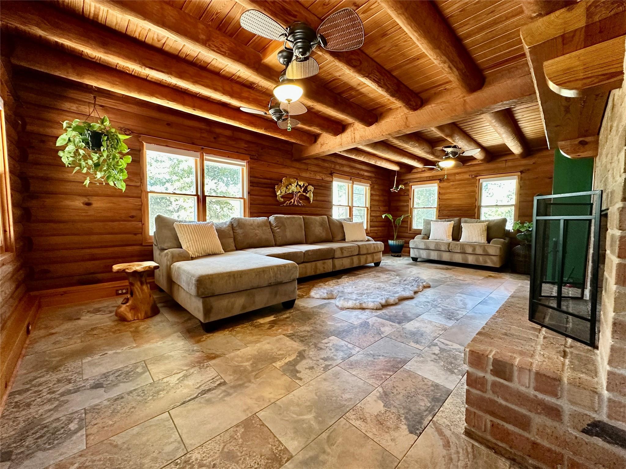 1053 E County Road F, Lexington, TX 78947