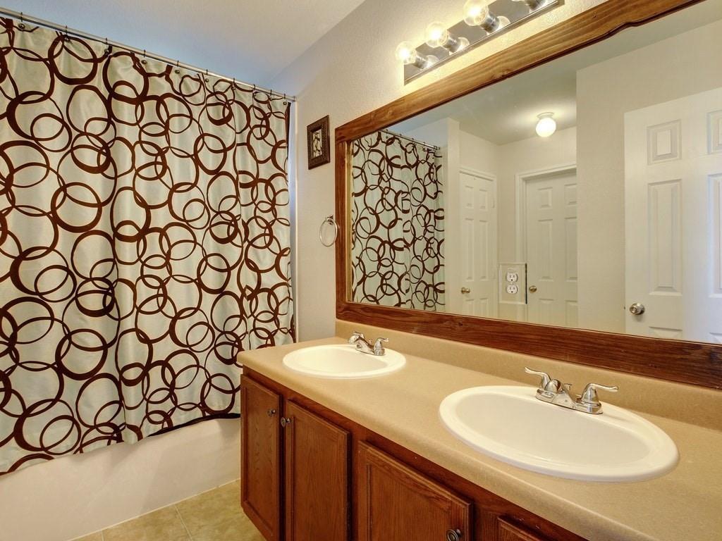 2488 Green Meadows Ln, Buda, TX 78610