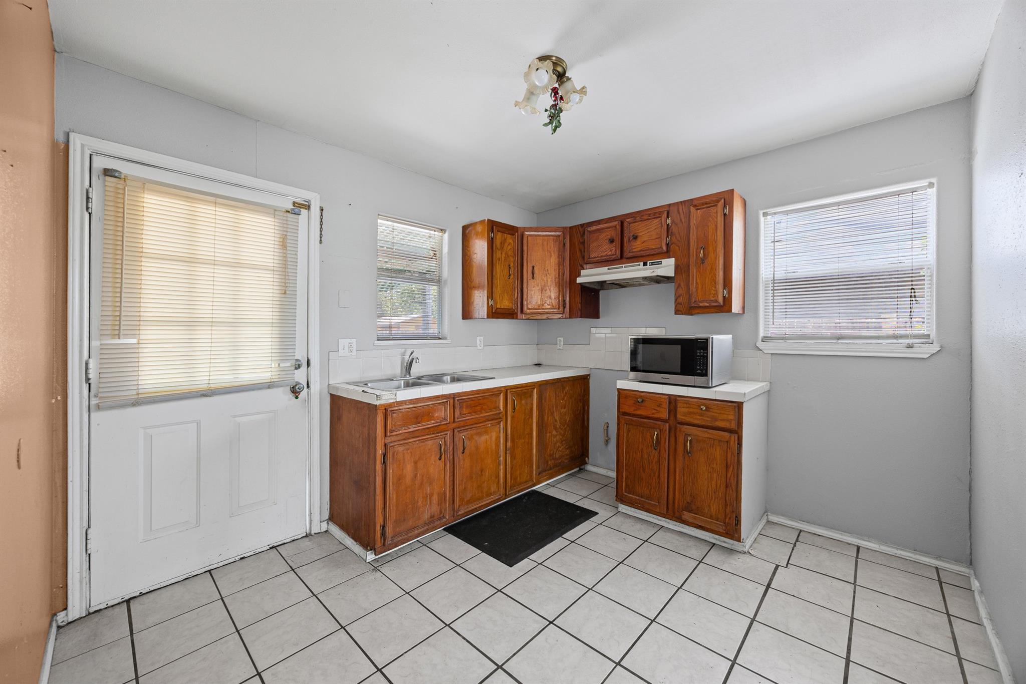 908 Vargas Rd, Austin, TX 78741