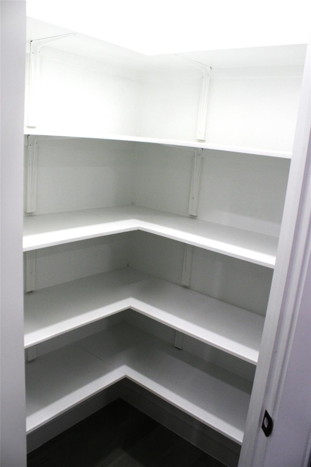 954 E Salty St, Thorndale, TX 76577