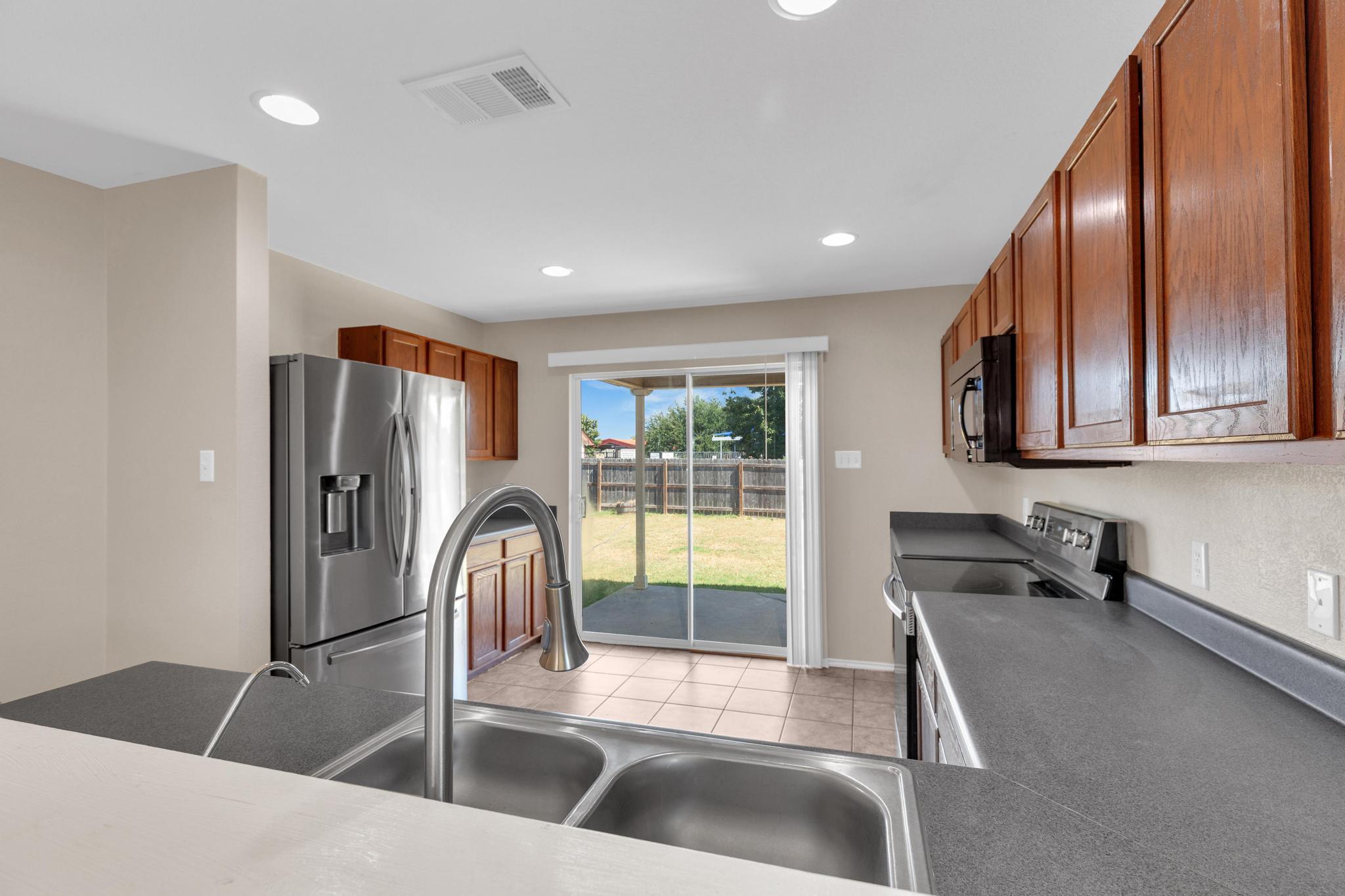 111 S Creekbend Dr, Hutto, TX 78634