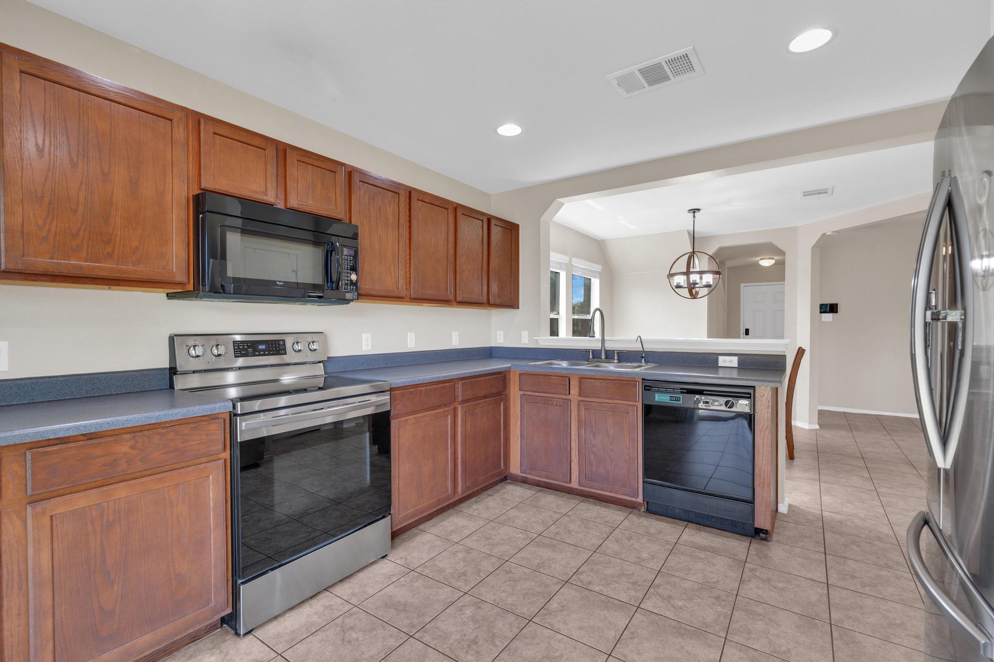 111 S Creekbend Dr, Hutto, TX 78634