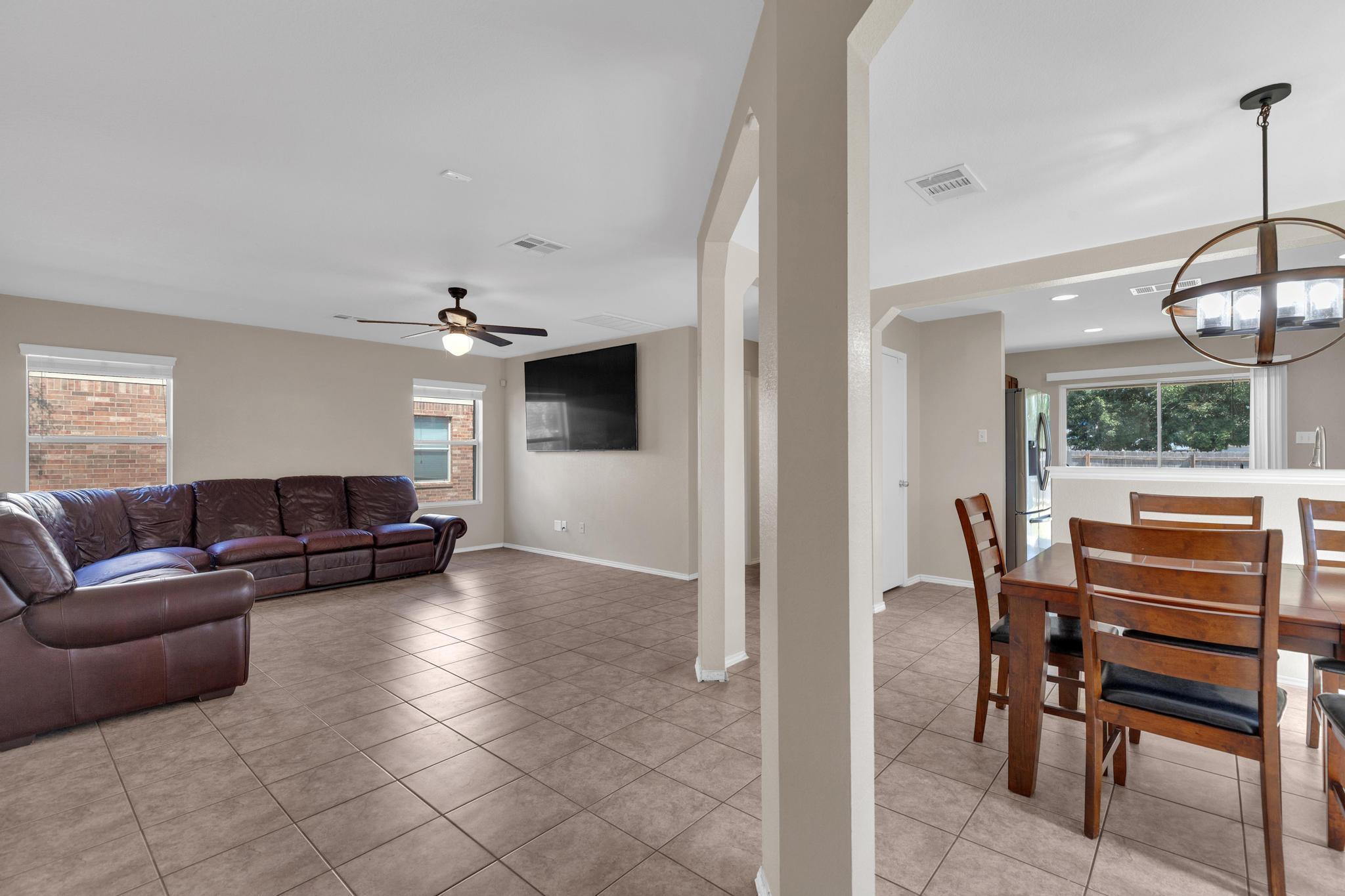 111 S Creekbend Dr, Hutto, TX 78634