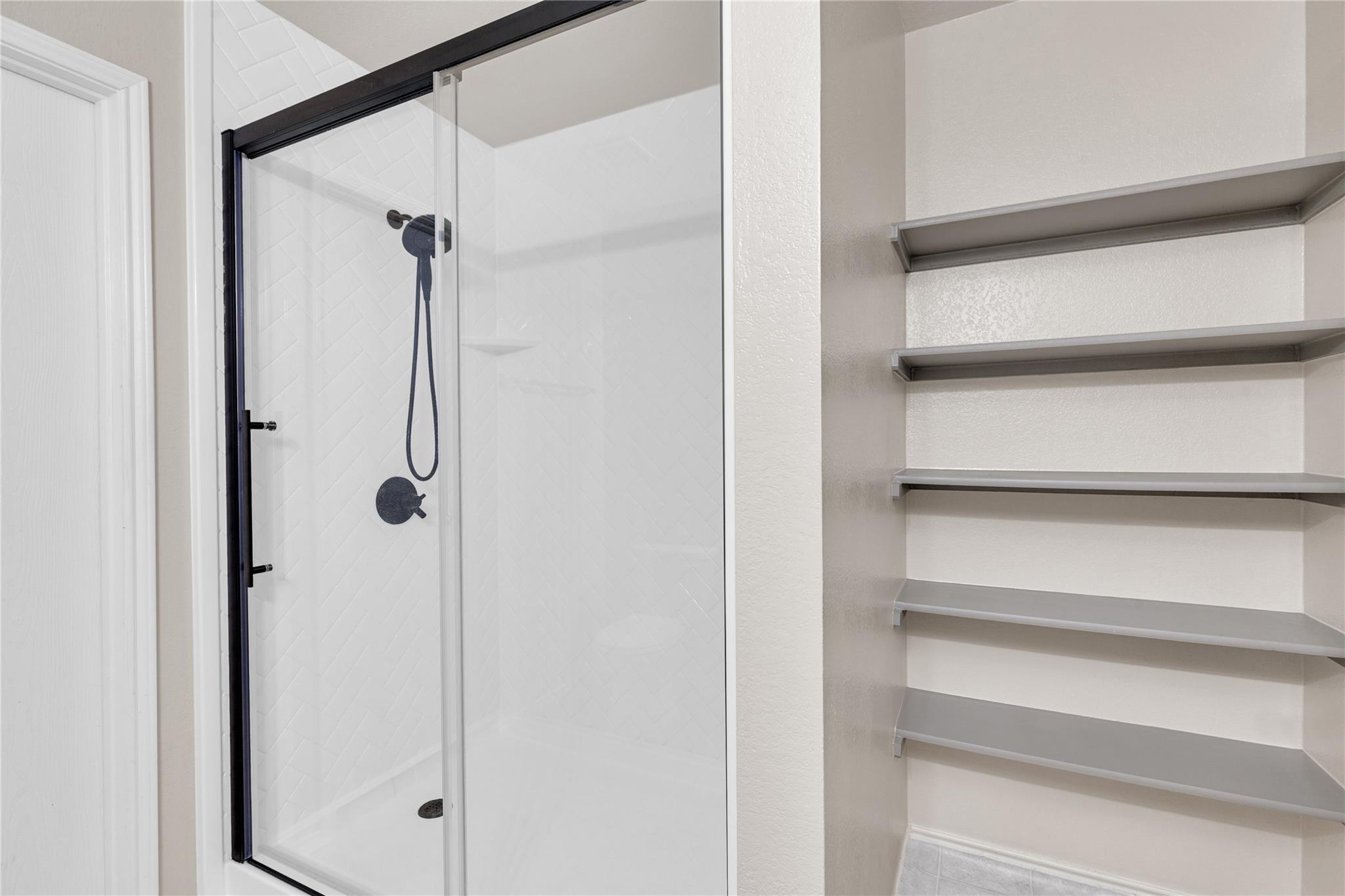 111 S Creekbend Dr, Hutto, TX 78634