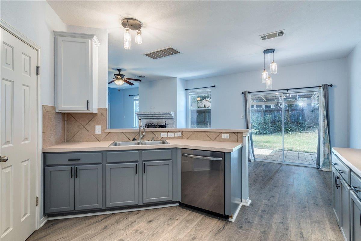 405 Olmos Dr, Leander, TX 78641