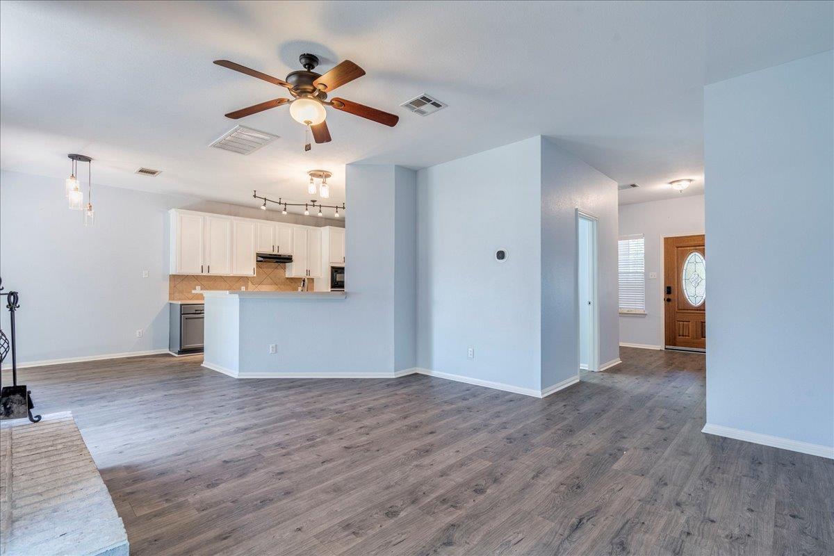 405 Olmos Dr, Leander, TX 78641