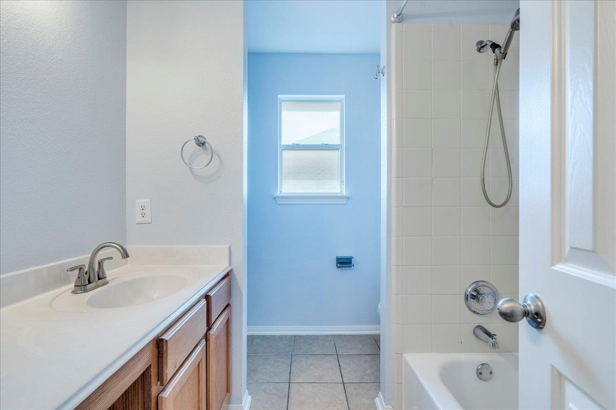 405 Olmos Dr, Leander, TX 78641