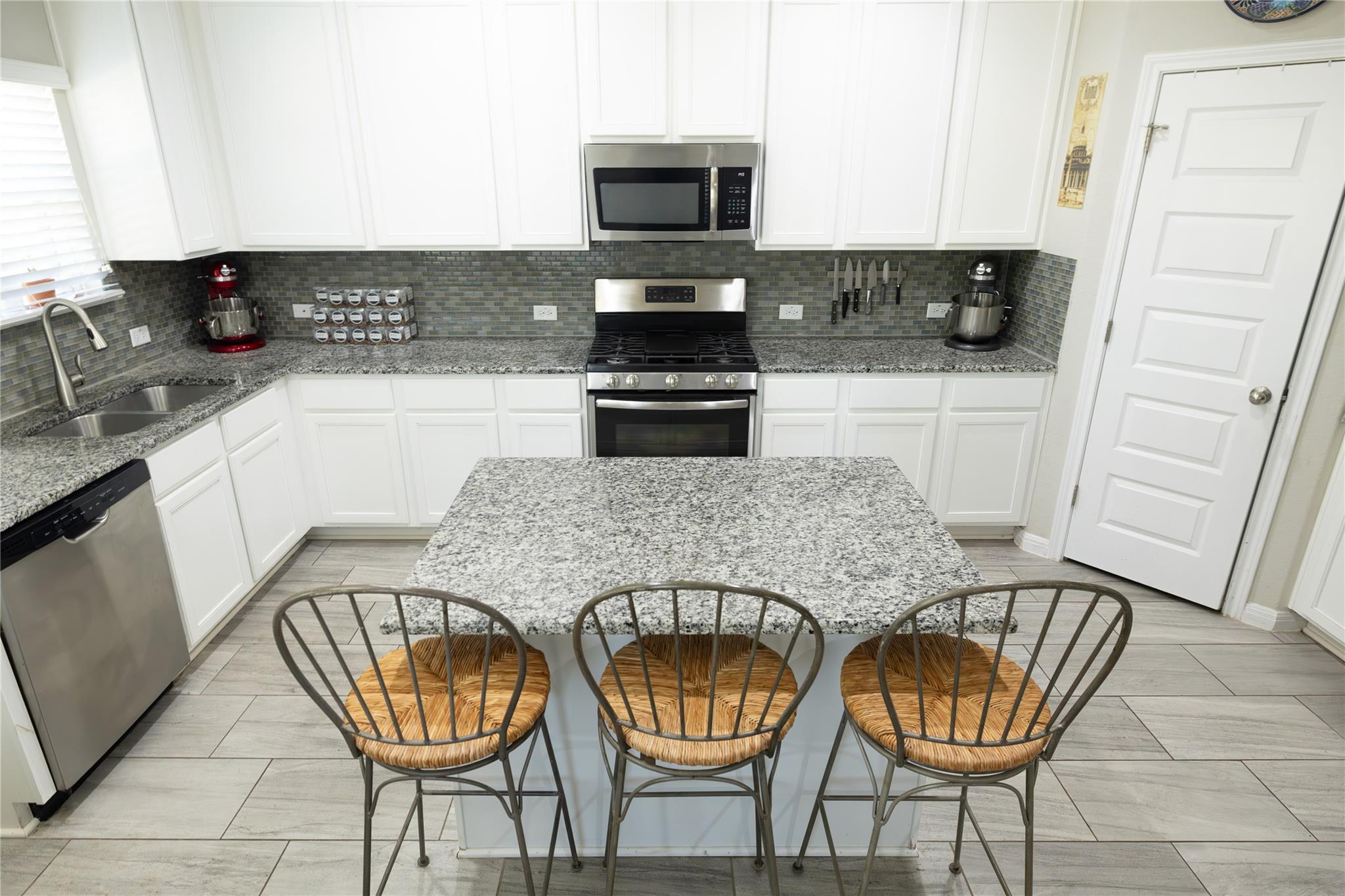 827 Savannah Cv, Elgin, TX 78621