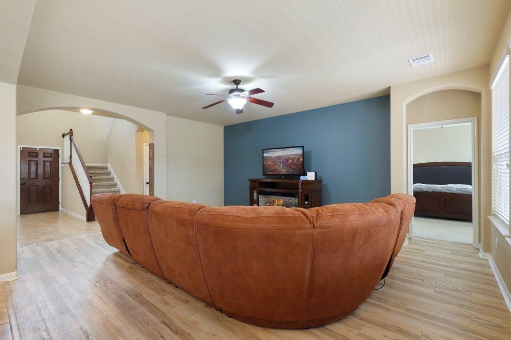 119 Colthorpe Ln, Hutto, TX 78634