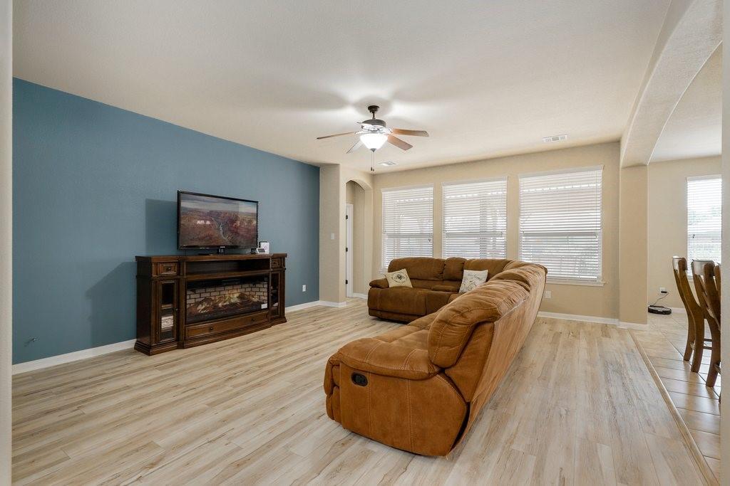 119 Colthorpe Ln, Hutto, TX 78634