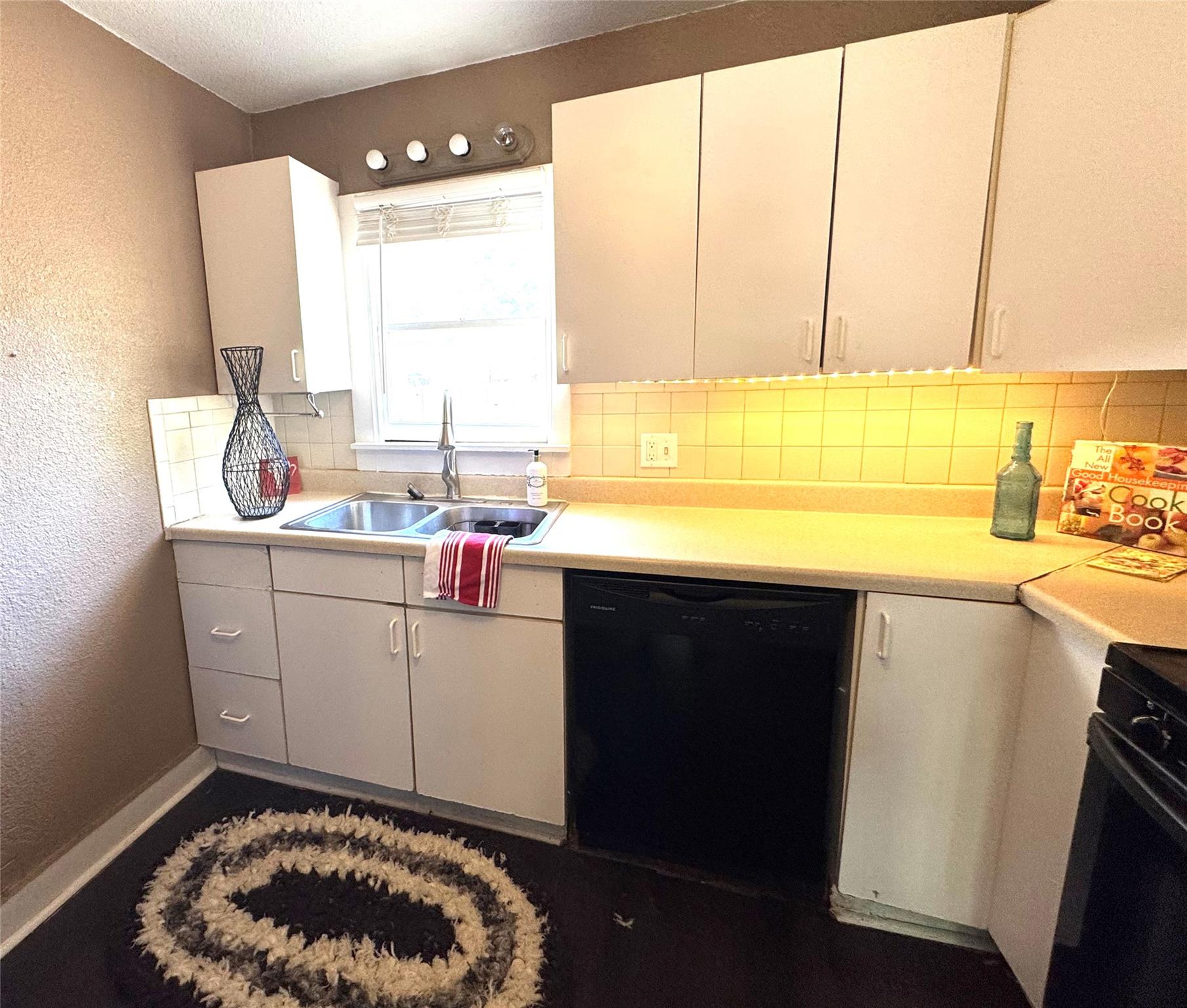 515 N Lampasas St, Bertram, TX 78605