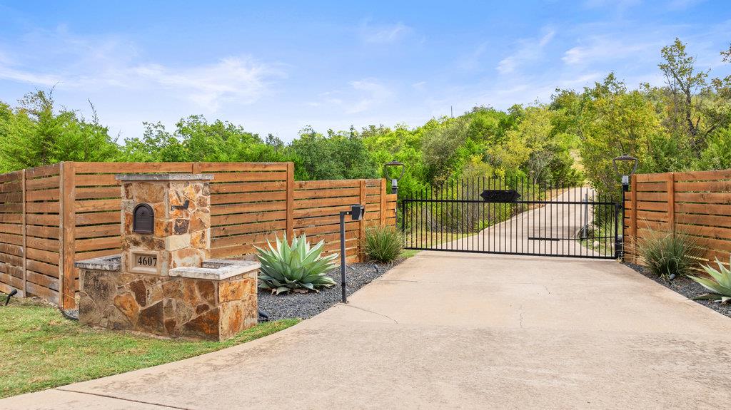 4607 R O Dr, Spicewood, TX 78669