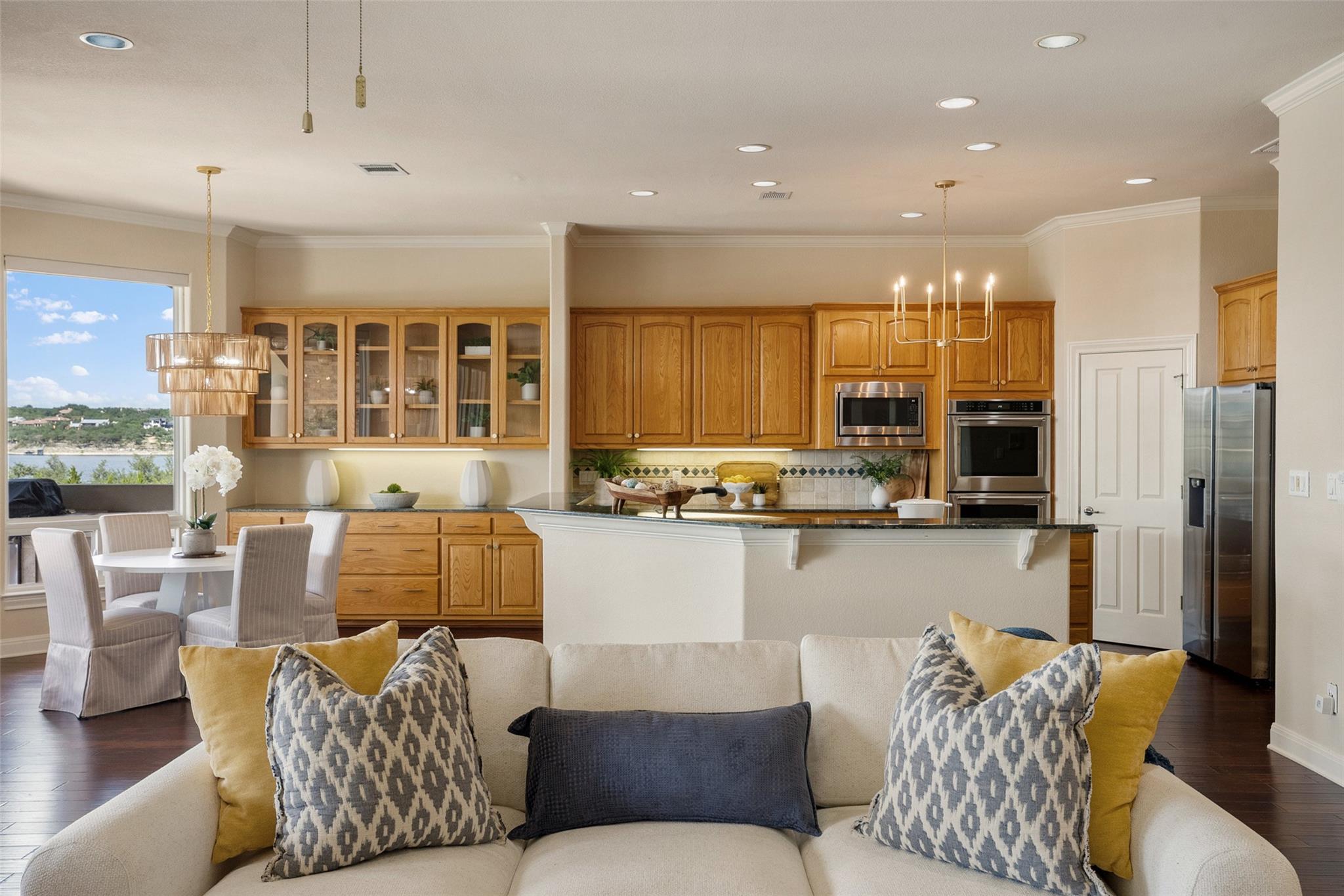 316 Lakefront Dr, Point Venture, TX 78645