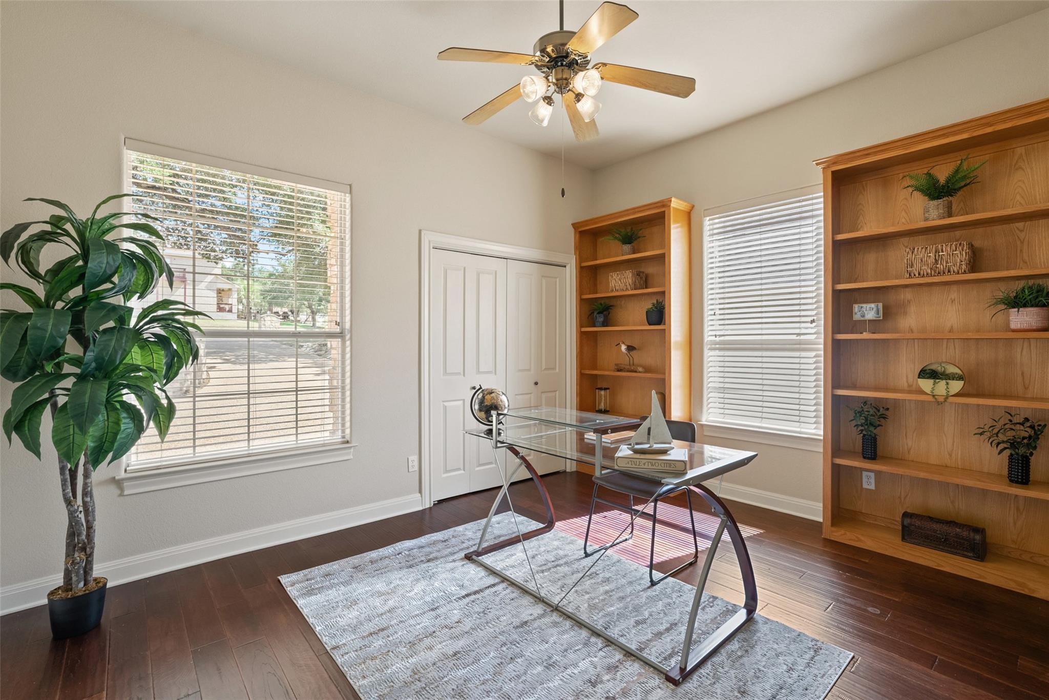 316 Lakefront Dr, Point Venture, TX 78645